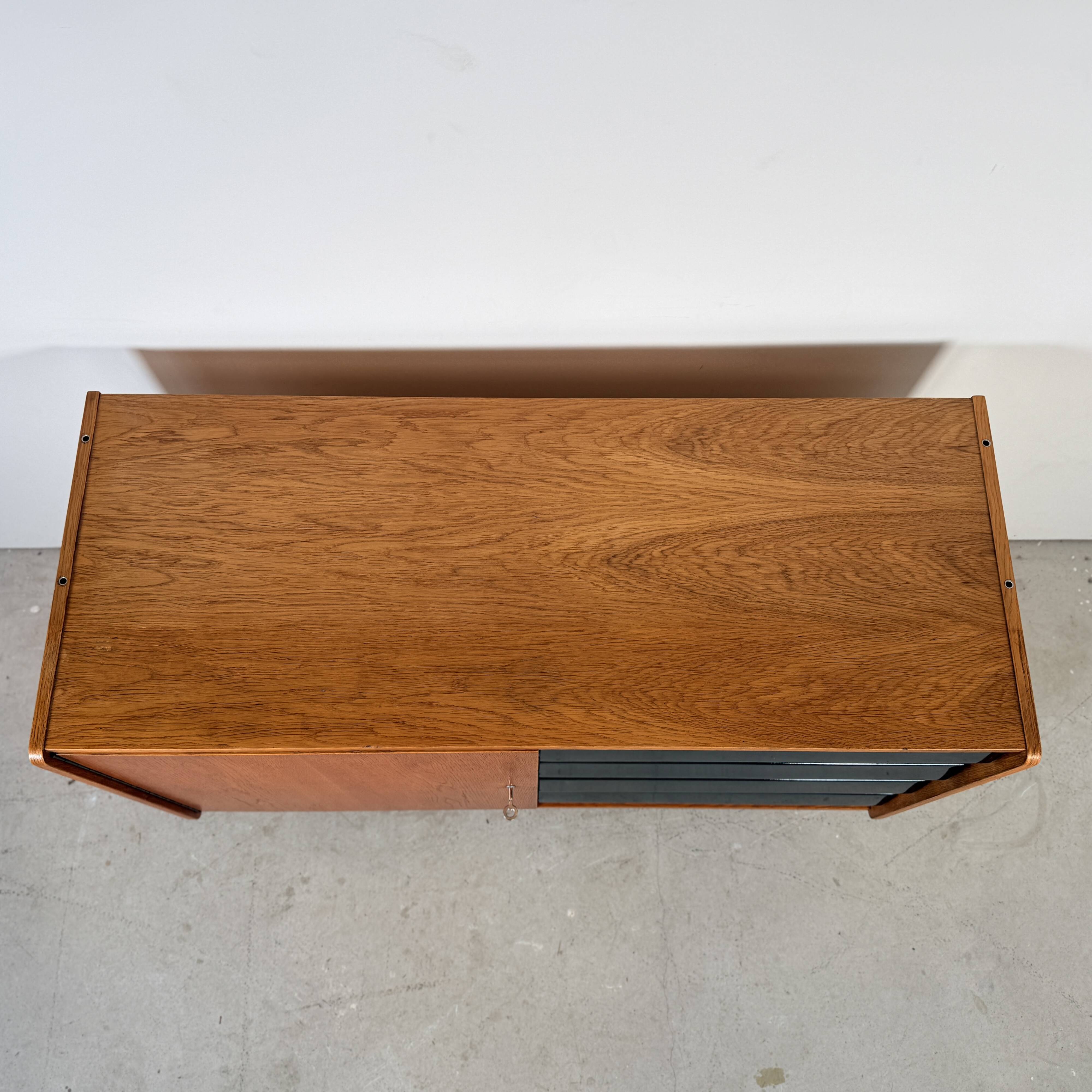 Buffet U458 de Jiří Jiroutek, tiroirs noir et blanc.