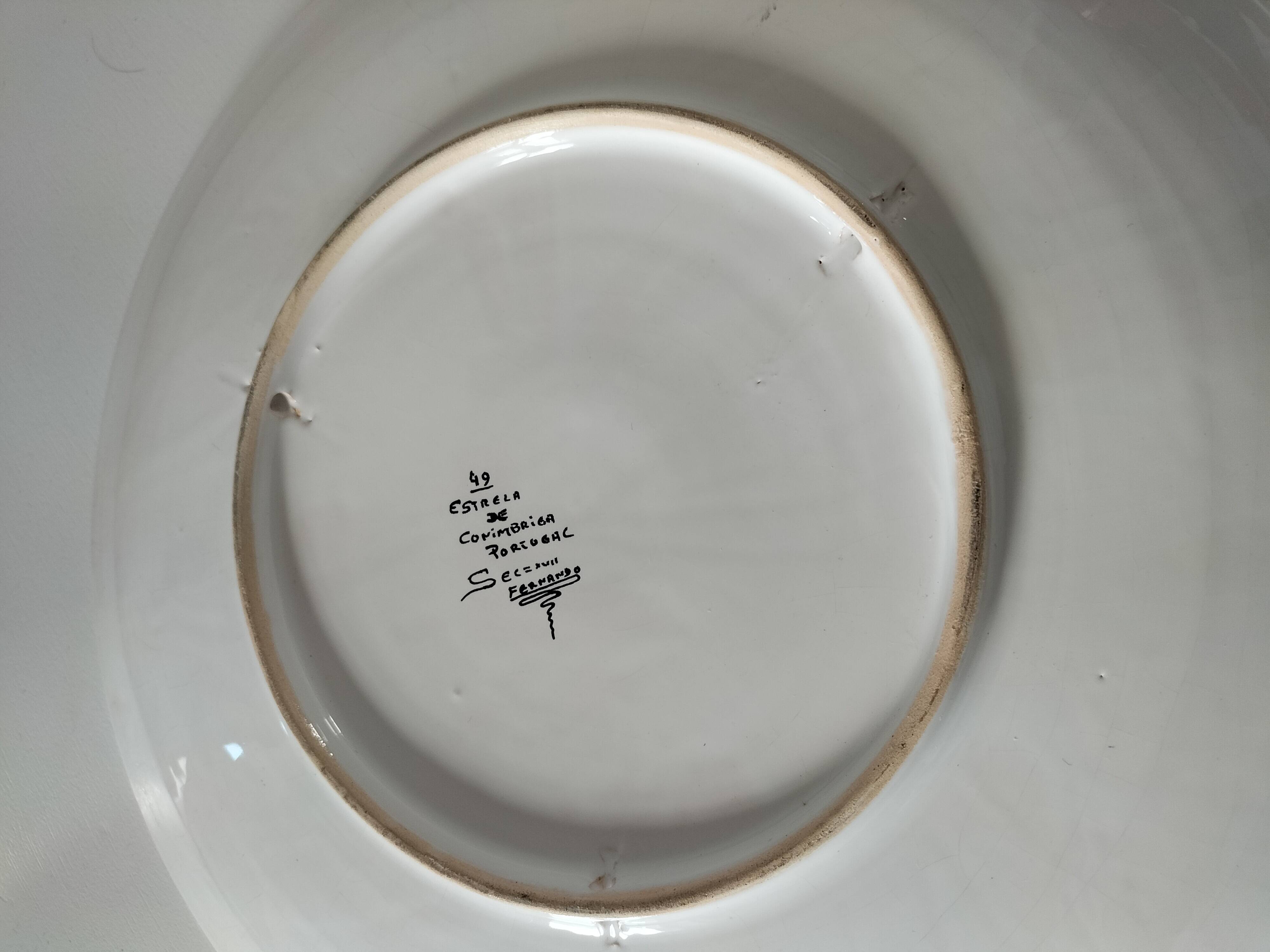 Portuguese plate signed Estrela de Conimbriga, 17th century Colours decor