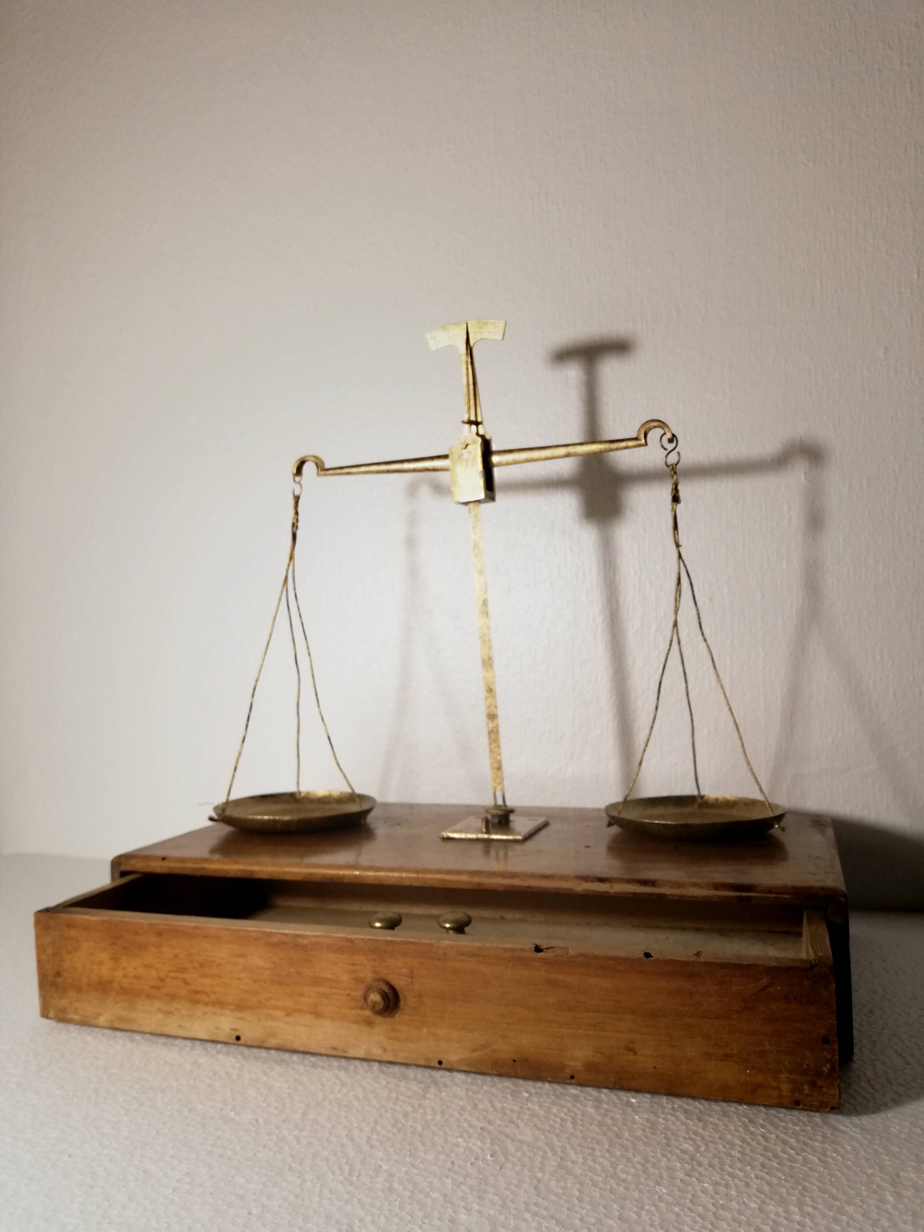 Libup on drawer stand