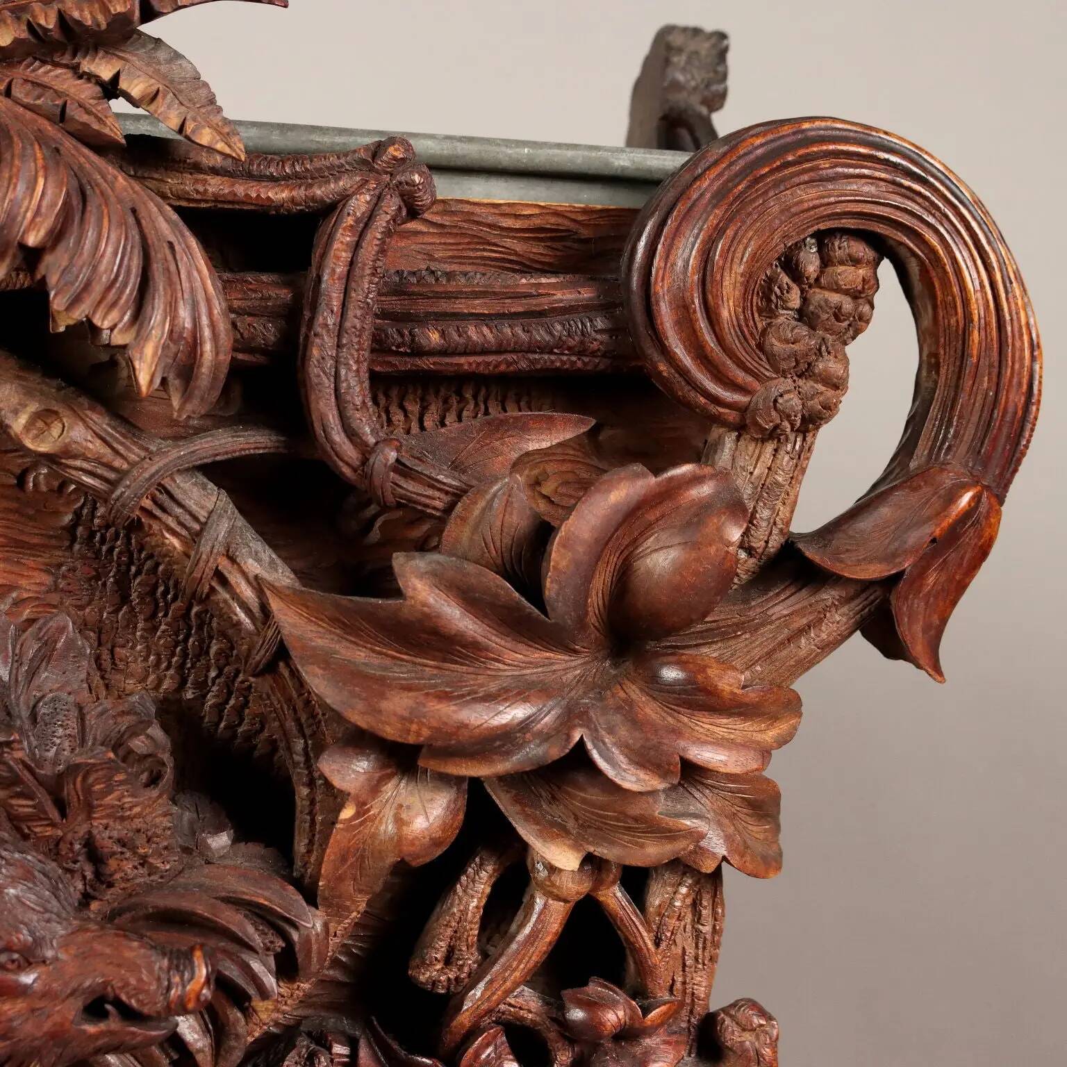 Jardinière ancienne néo-baroque en noyer, Suisse '800