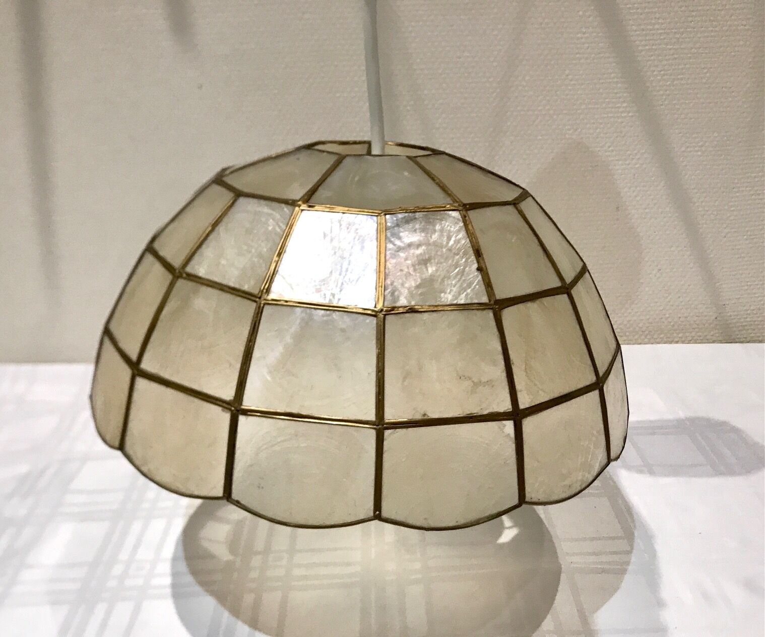 Mother-of-pearl and brass suspension