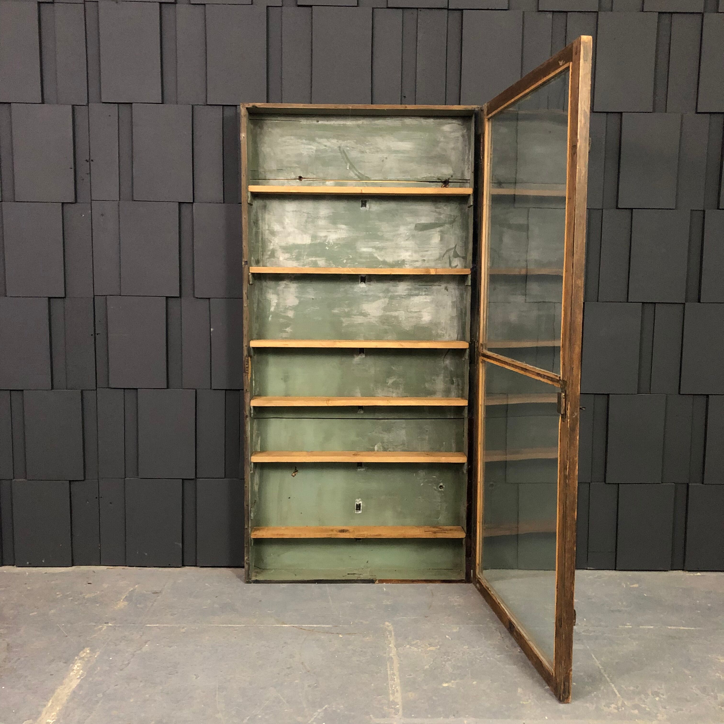 Ancienne vitrine de commerce en bois