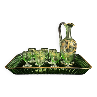 Service à liqueur en cristal teinté vert avec rehauts de dorures à décor de