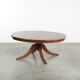Table basse avec un plateau en cuir rouge de style anglais du 20e siècle.