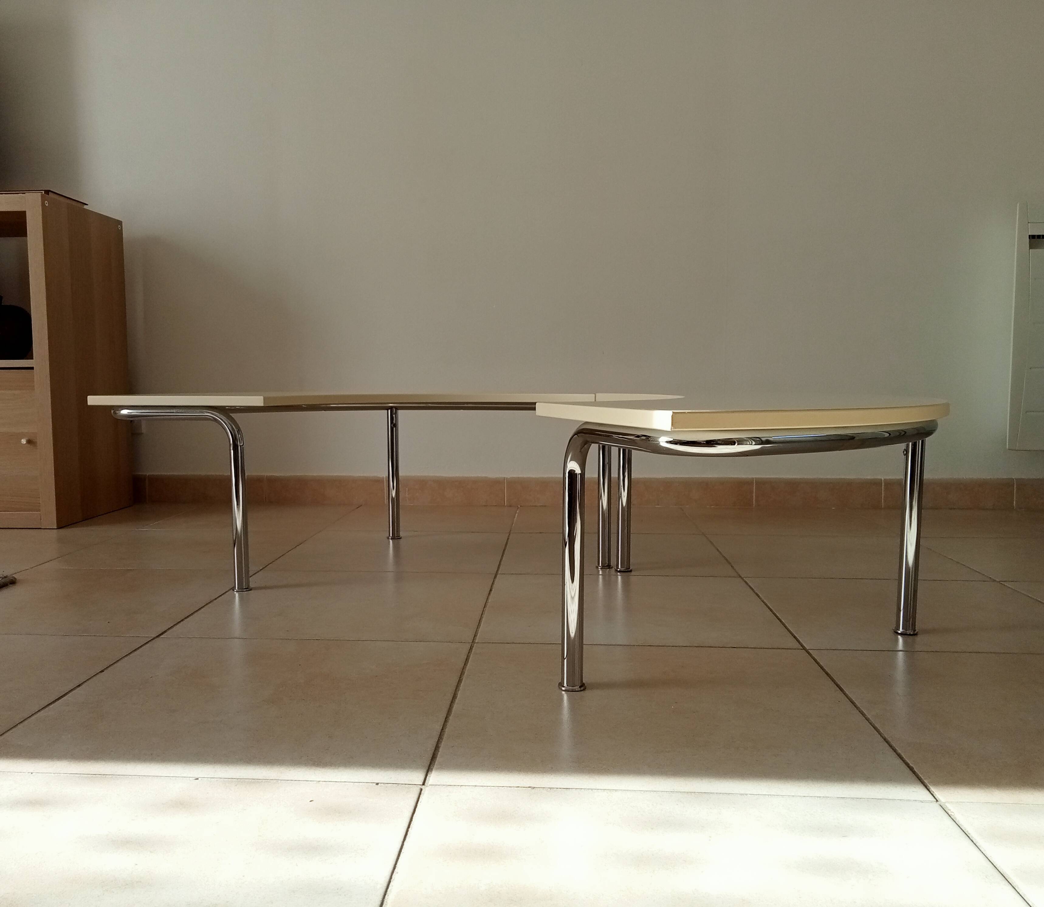 Vintage tripod coffee table in chrome and formica from the 1980s.