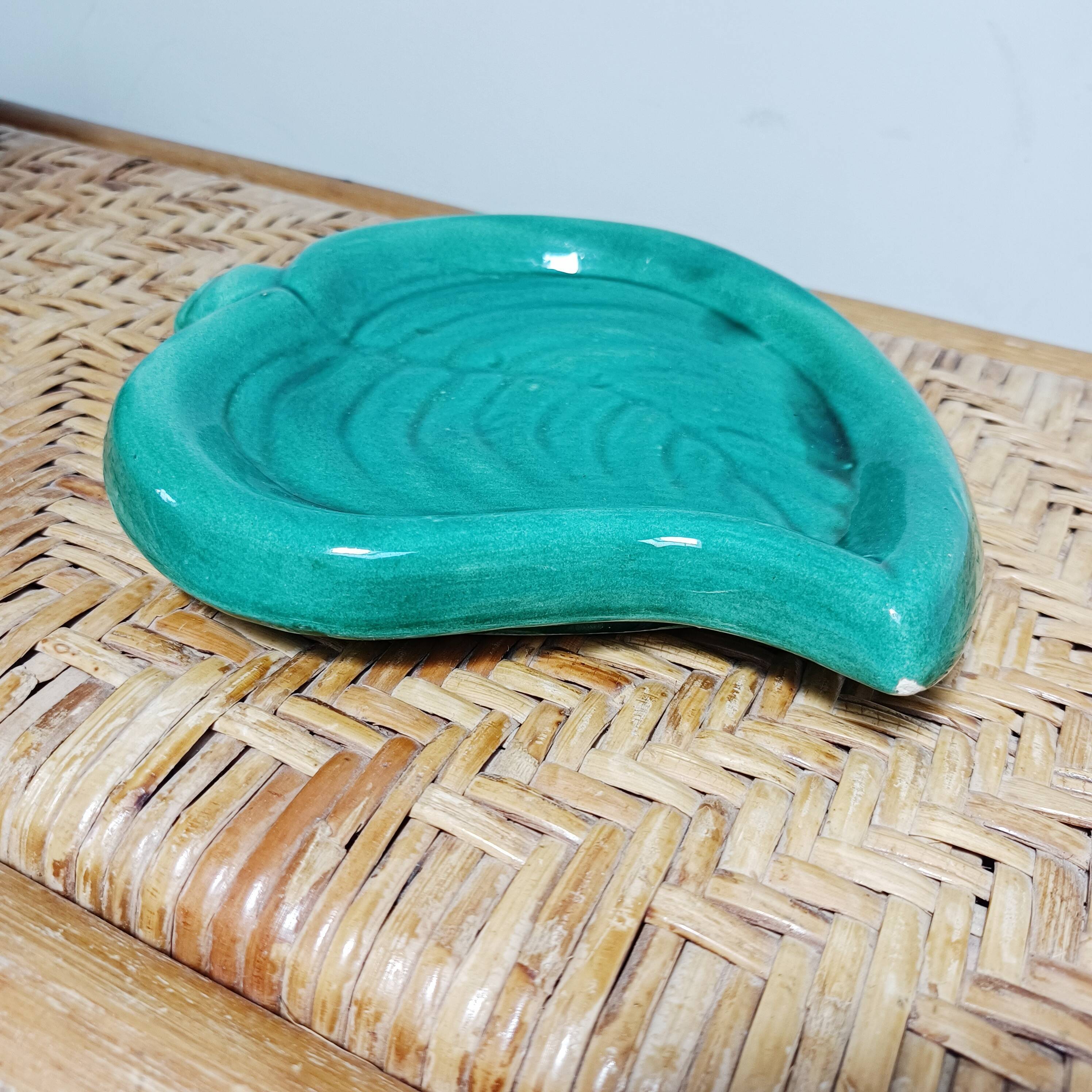 Vallauris green leaf bowl, empty pocket