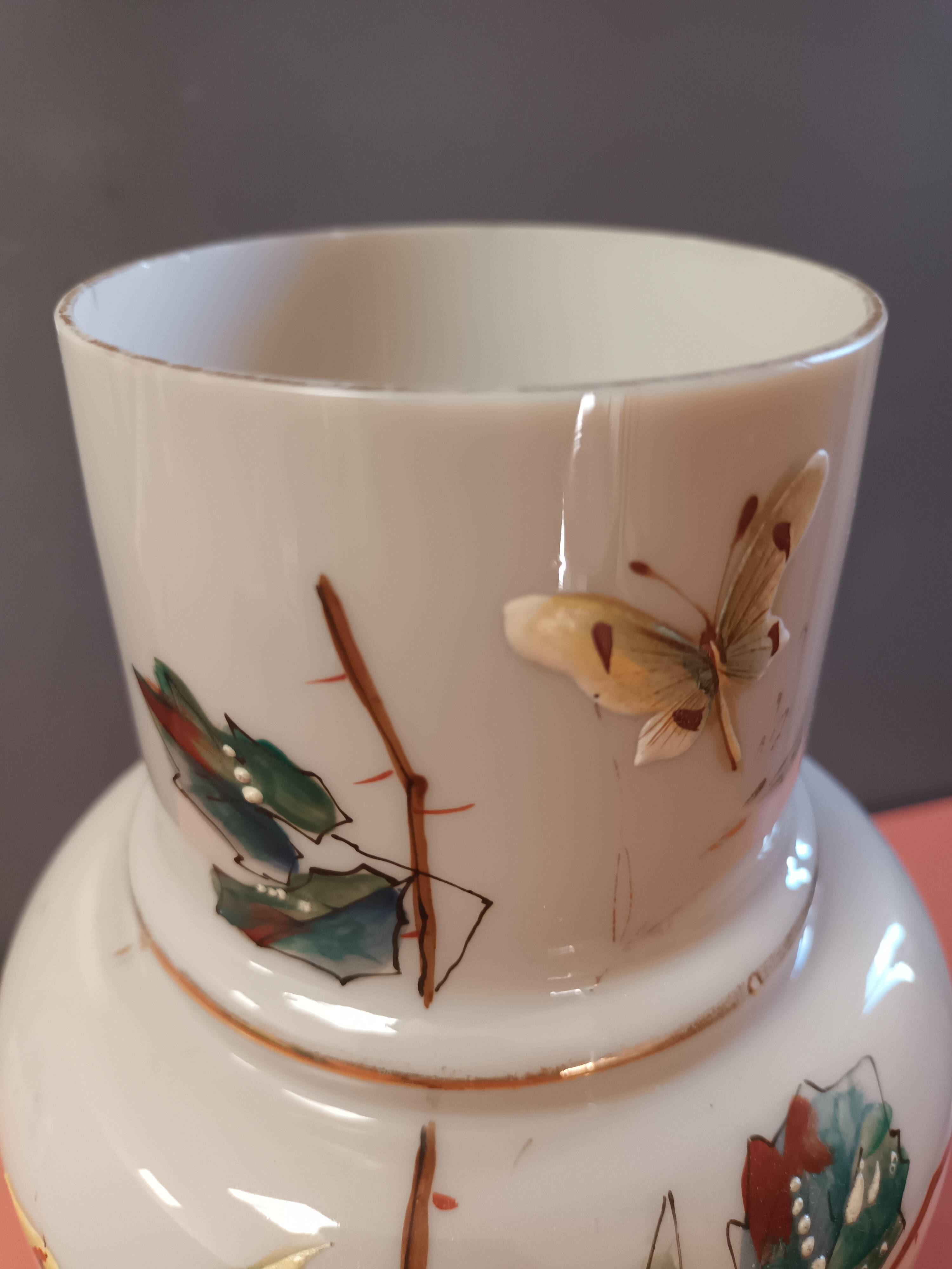 Vase opaline émaillée  papillon