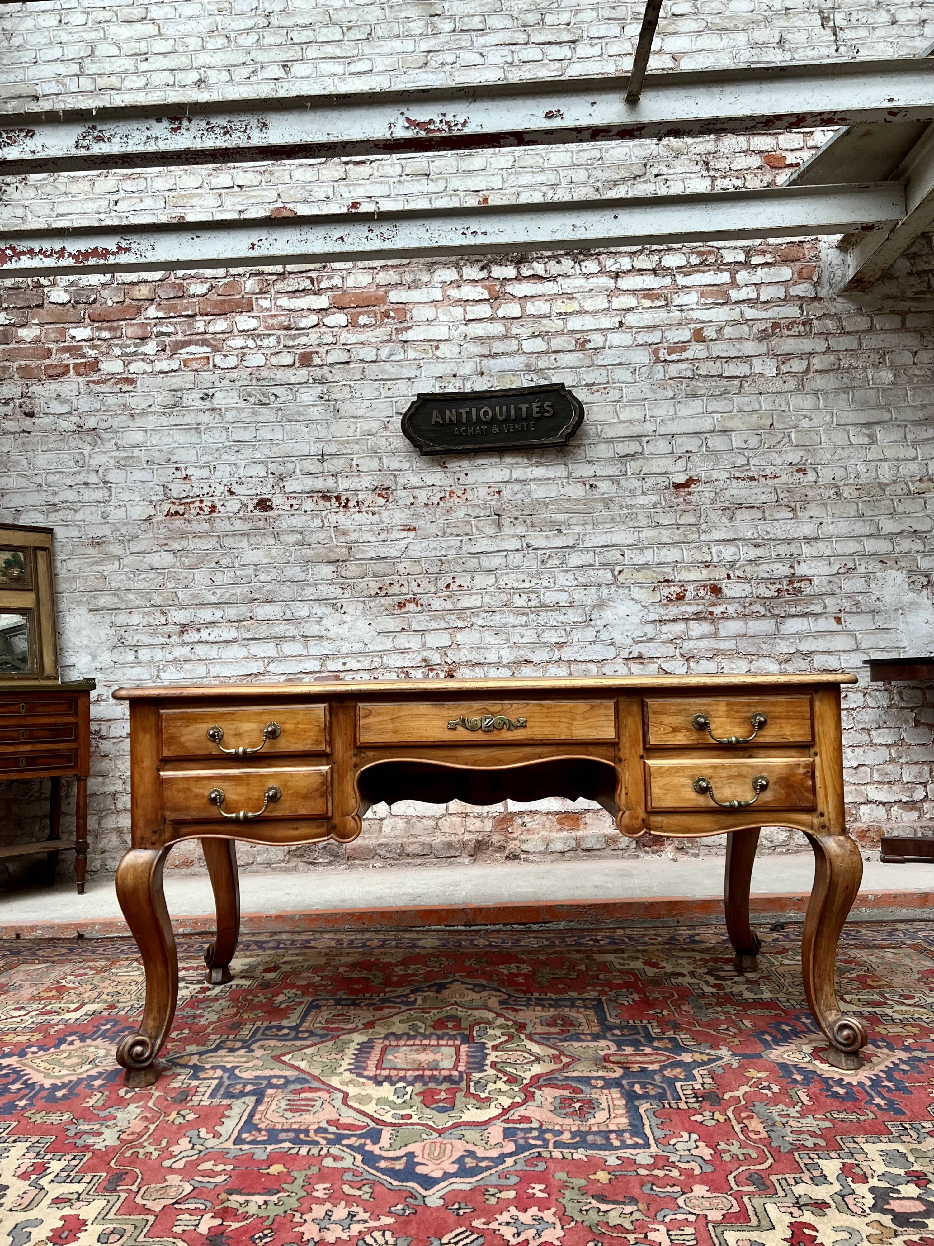 Flat desk in natural wood Louis XV style