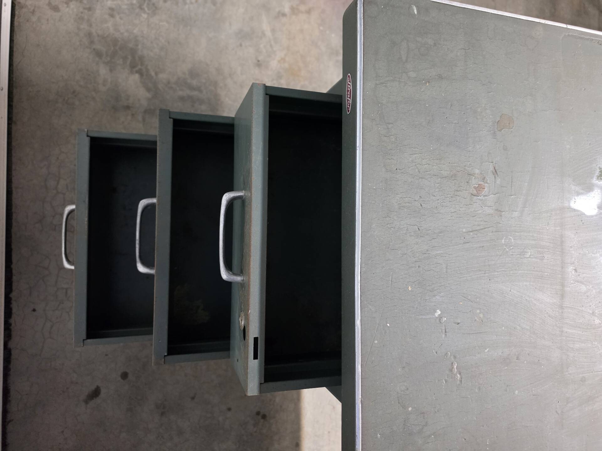 Strafor industrial desk