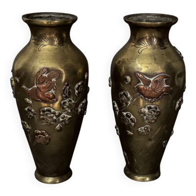 Paire de vases japonais en bronze ciselé incrustation décor d'oiseau
