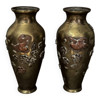 Pair of Japanese vases in chiselled bronze with inlaid bird decoration.