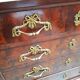 Commode ancienne avec plateau en marbre et placage en acajou