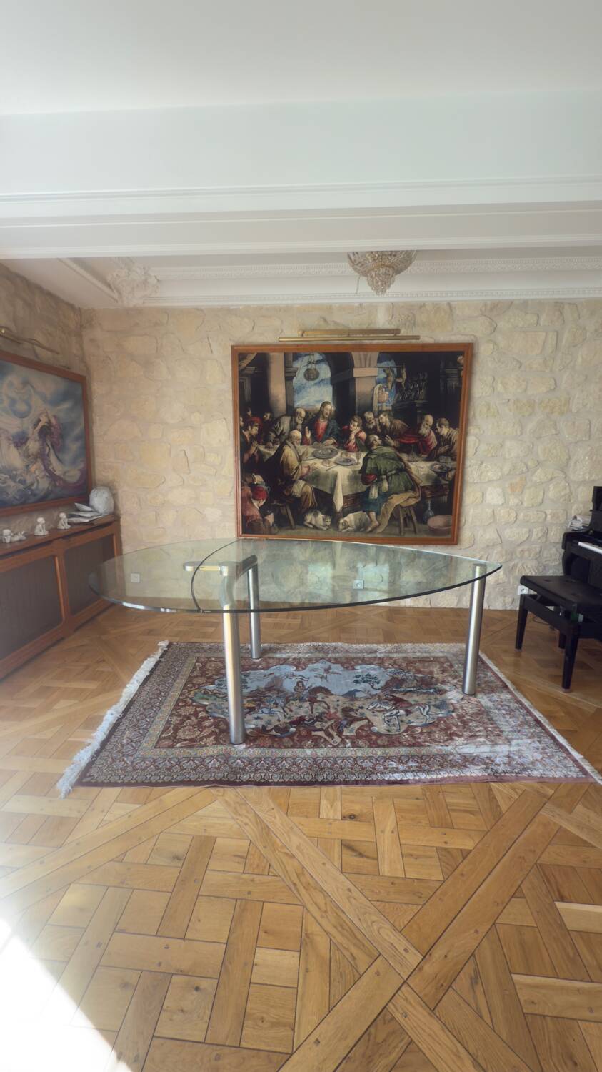 Table ghibli en verre avec 8 chaises parisiennes pieds sabrés roche bobois