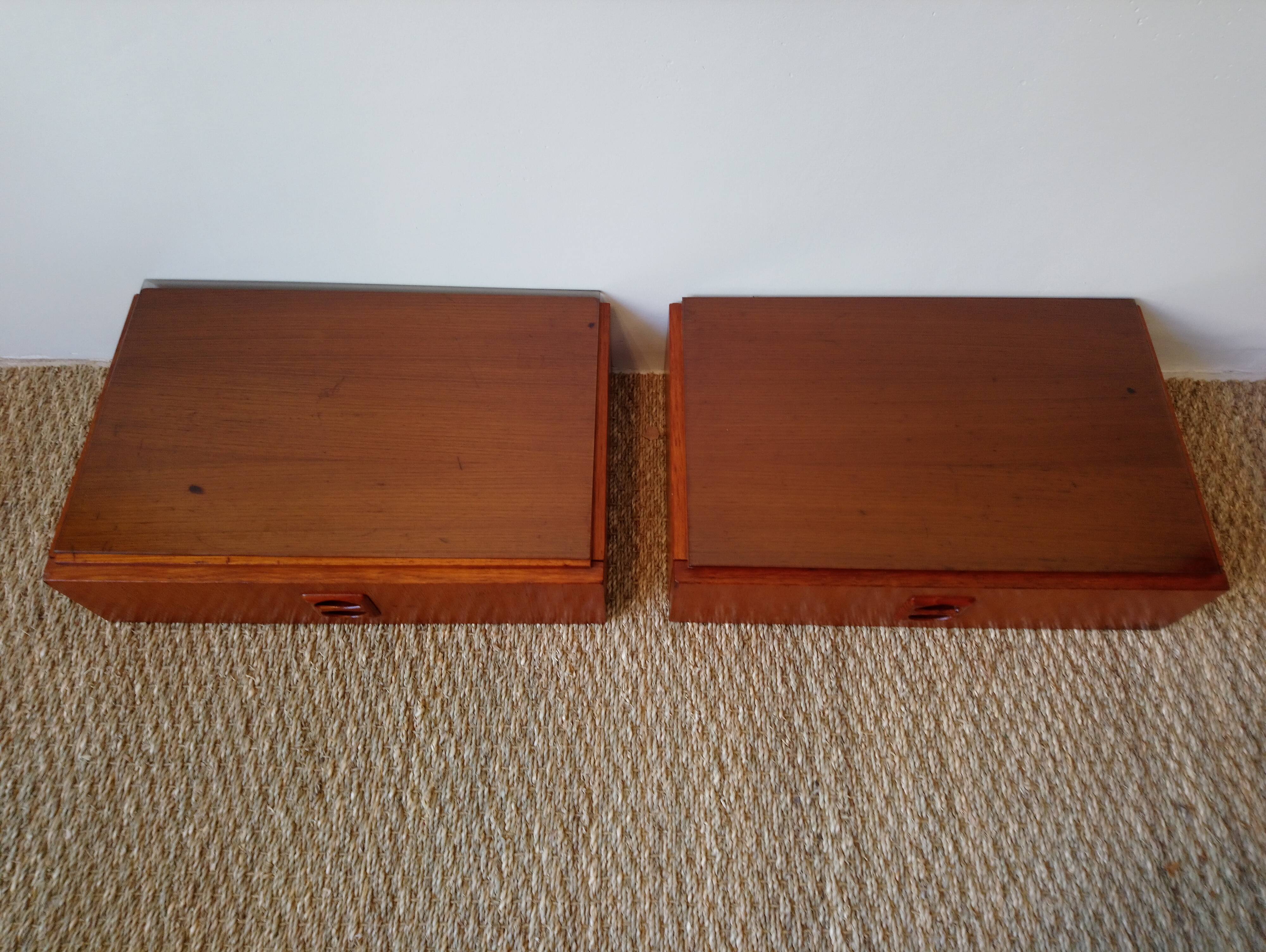 Paire de chevets suspendus scandinaves années 70