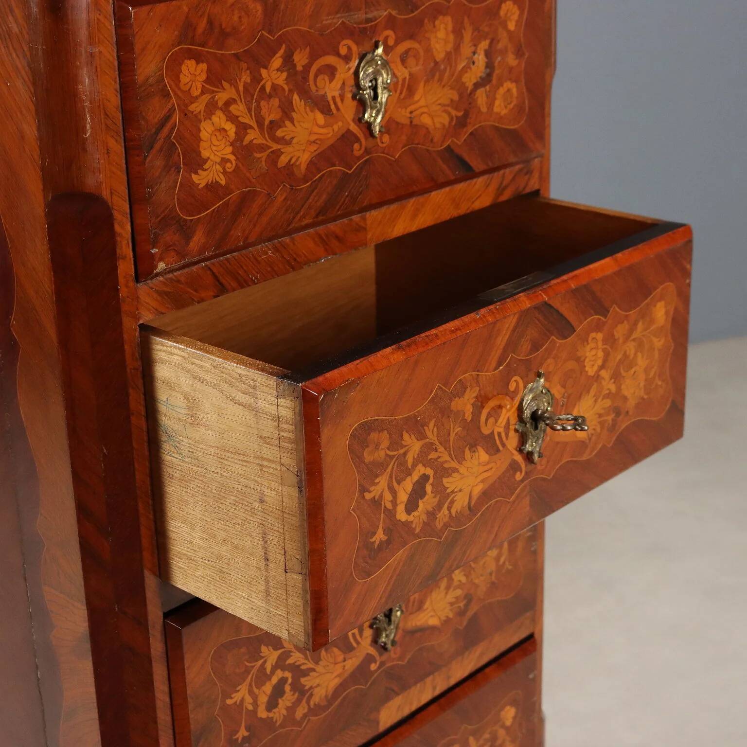 Antique Napoleon III cabinet in violet wood, 19th century.
