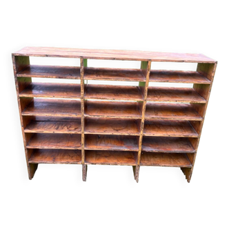 Meuble de rangement ancien à casiers en bois