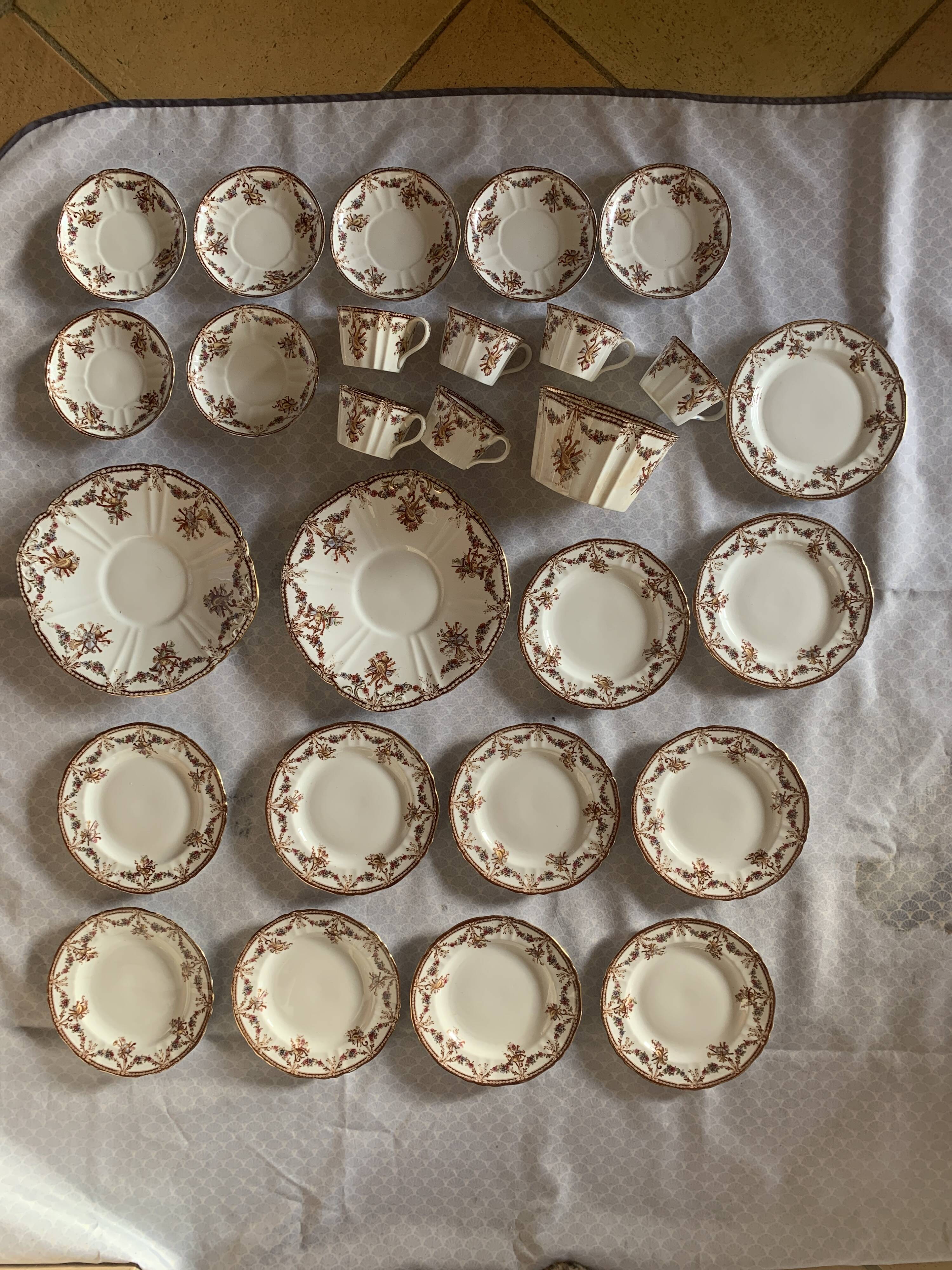 Service à dessert signé William Alsager Adderley, 25 pièces