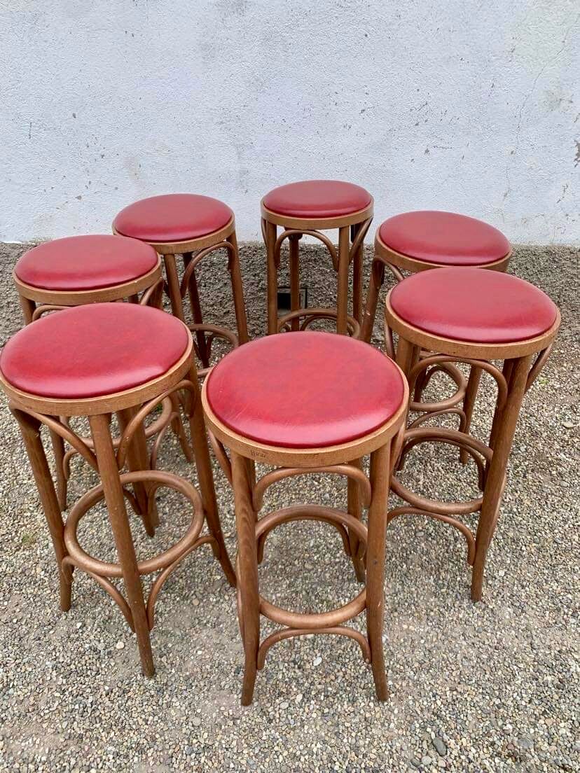 Lot de 7 tabourets de bar en bois courbé assise skaï rouge
