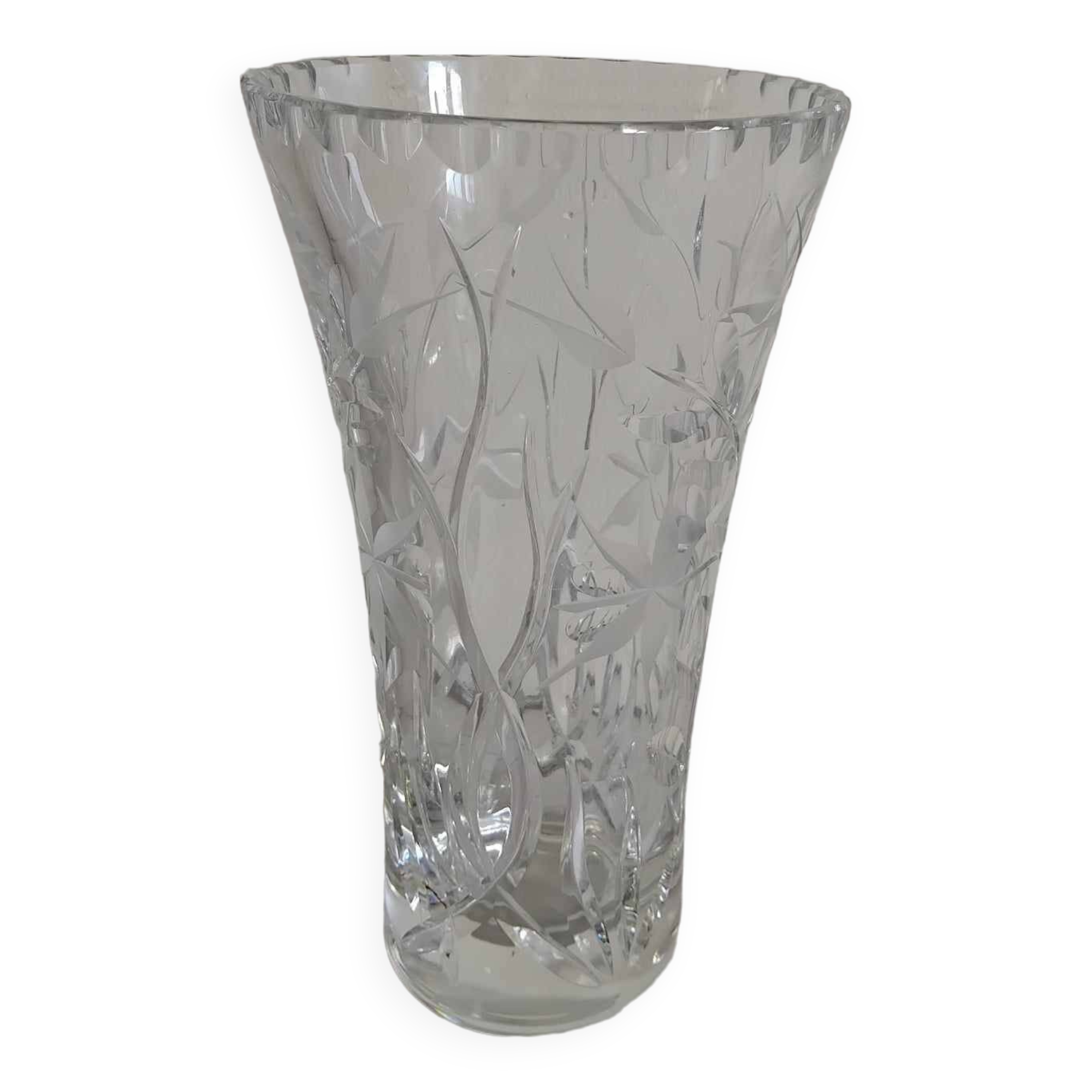 Cut crystal vase with flower decoration