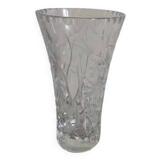 Cut crystal vase with flower decoration