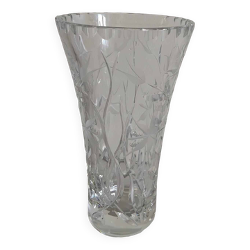 Cut crystal vase with flower decoration