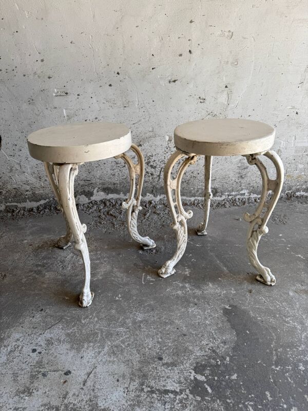 Paire de tables d'appoint en fonte blanc crème avec plateaux en bois — style néoclassique shabby chic