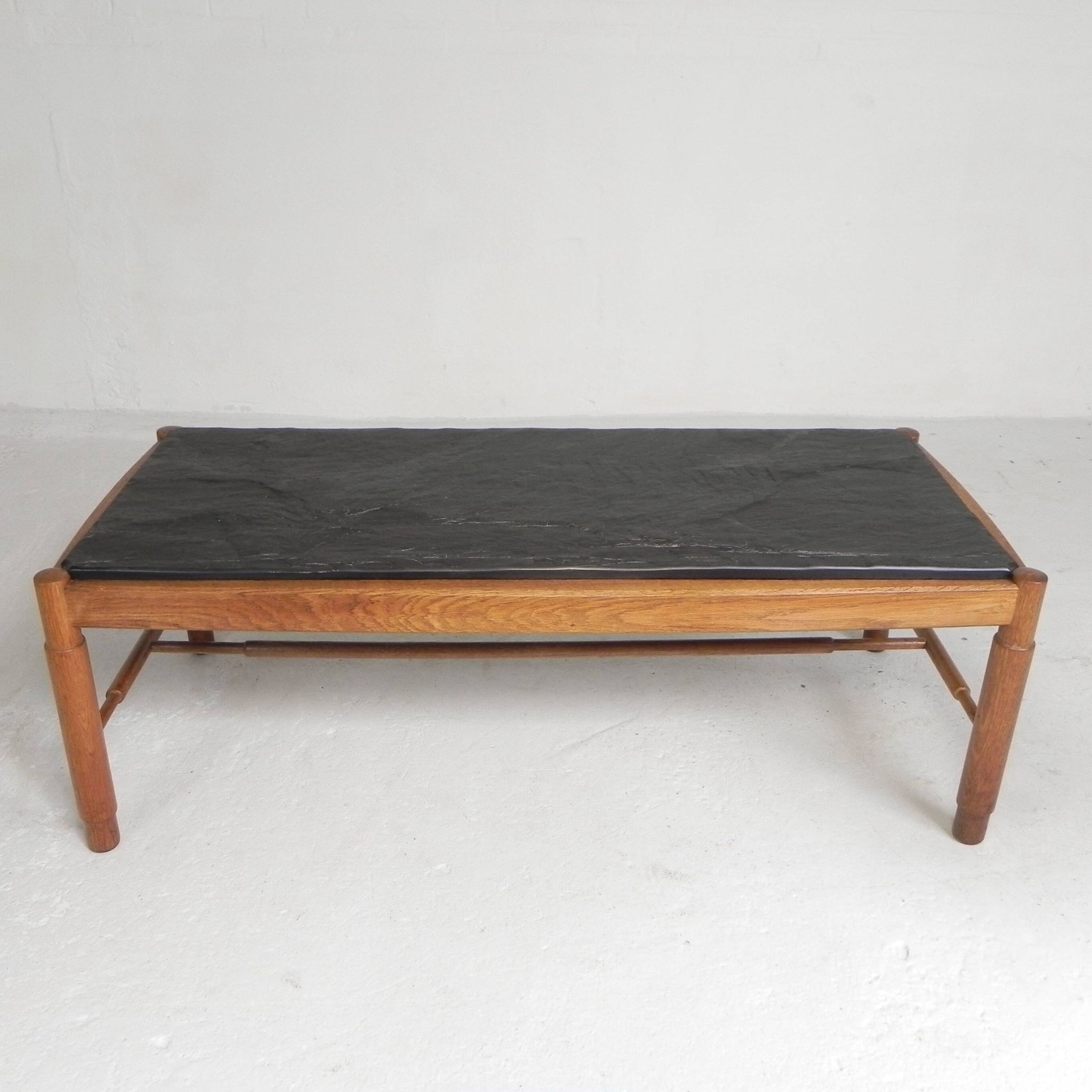 Table basse vintage en chêne avec plateau en ardoise dans un cadre en chêne, années 1960