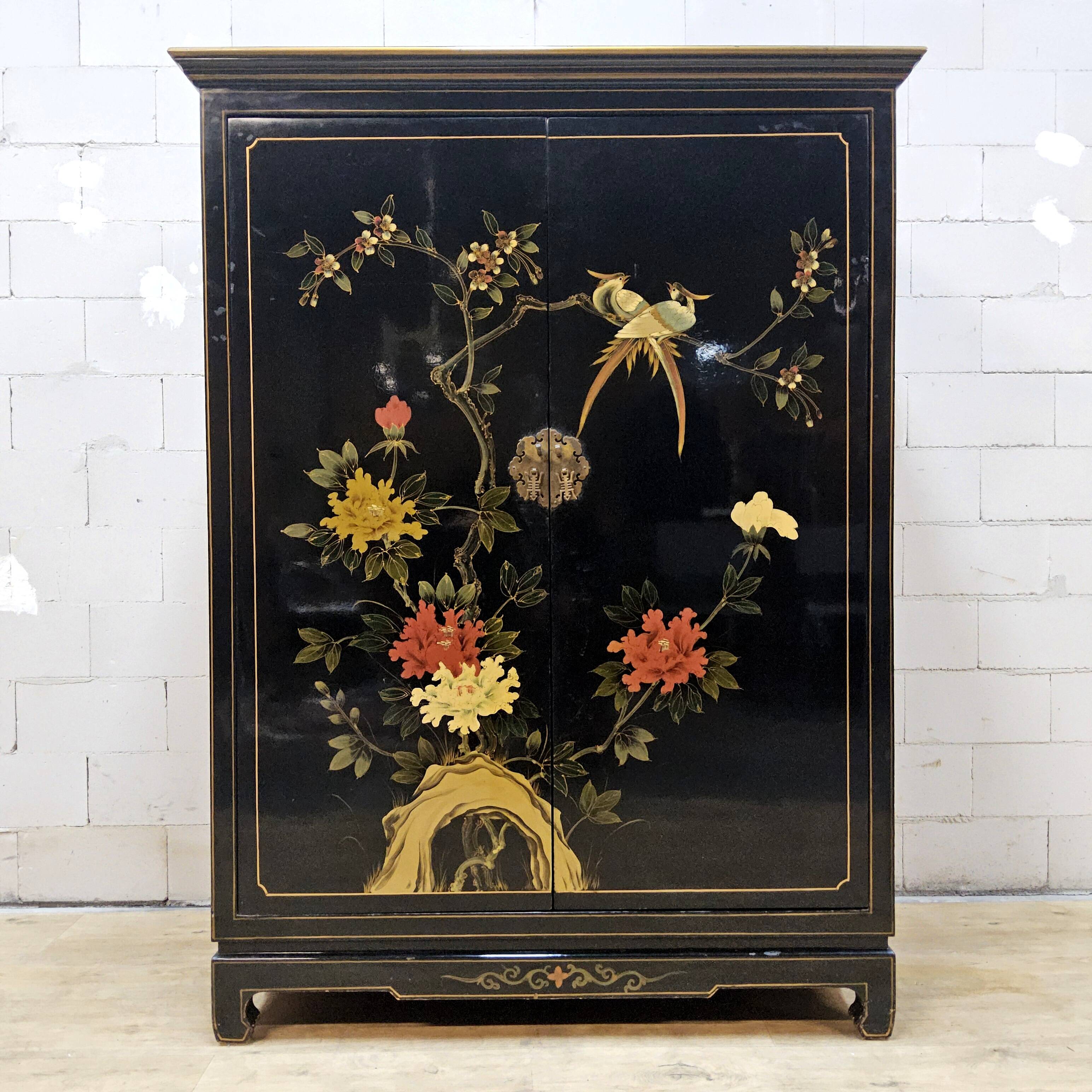 Cabinet vintage chinois laqué noir avec oiseaux et fleurs bohème