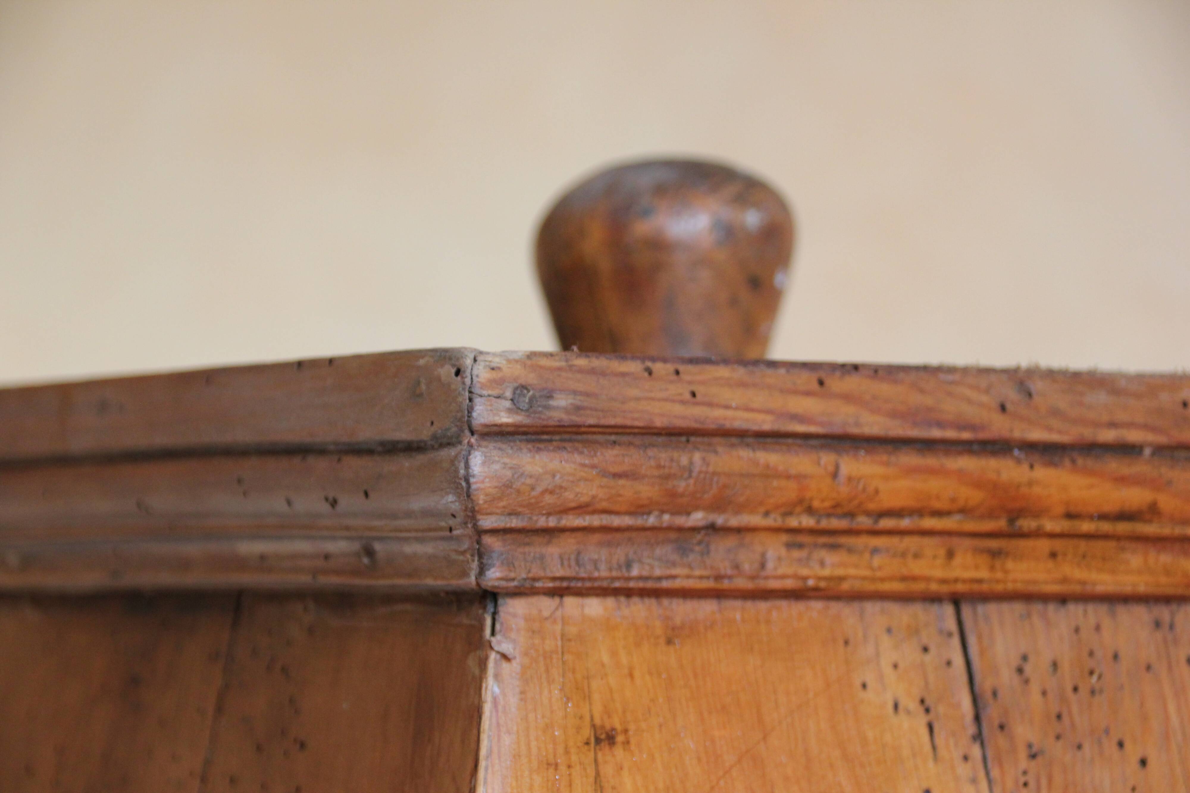 Light wood lectern unit on foot, 4 sides. Eighteenth century