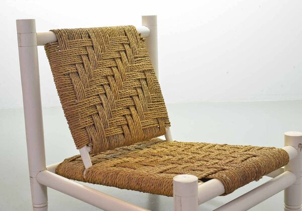 Fauteuil et tabouret bas en osier blanc et chêne de style Charlotte Perriand