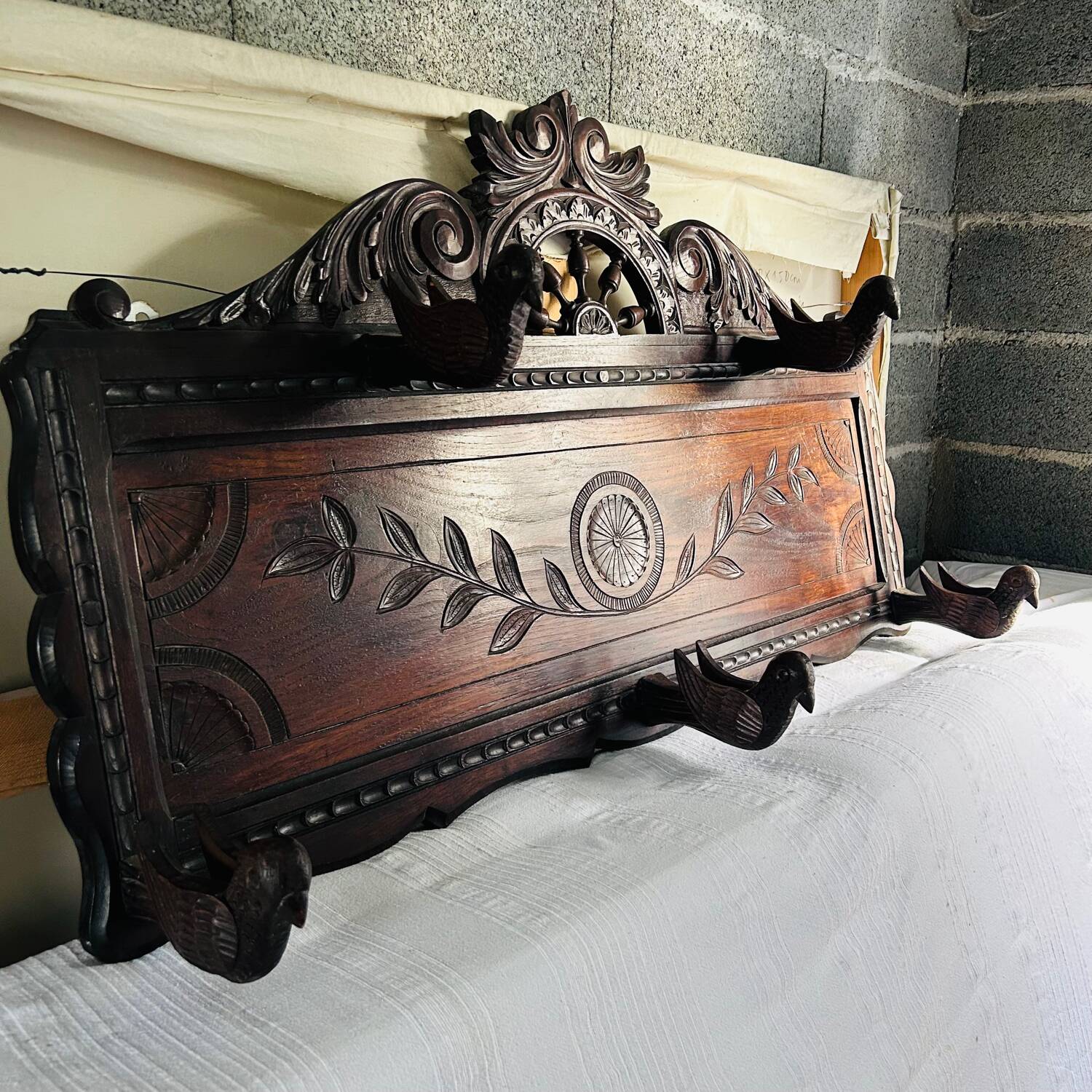 Breton panel with 5 hooks and carved birds