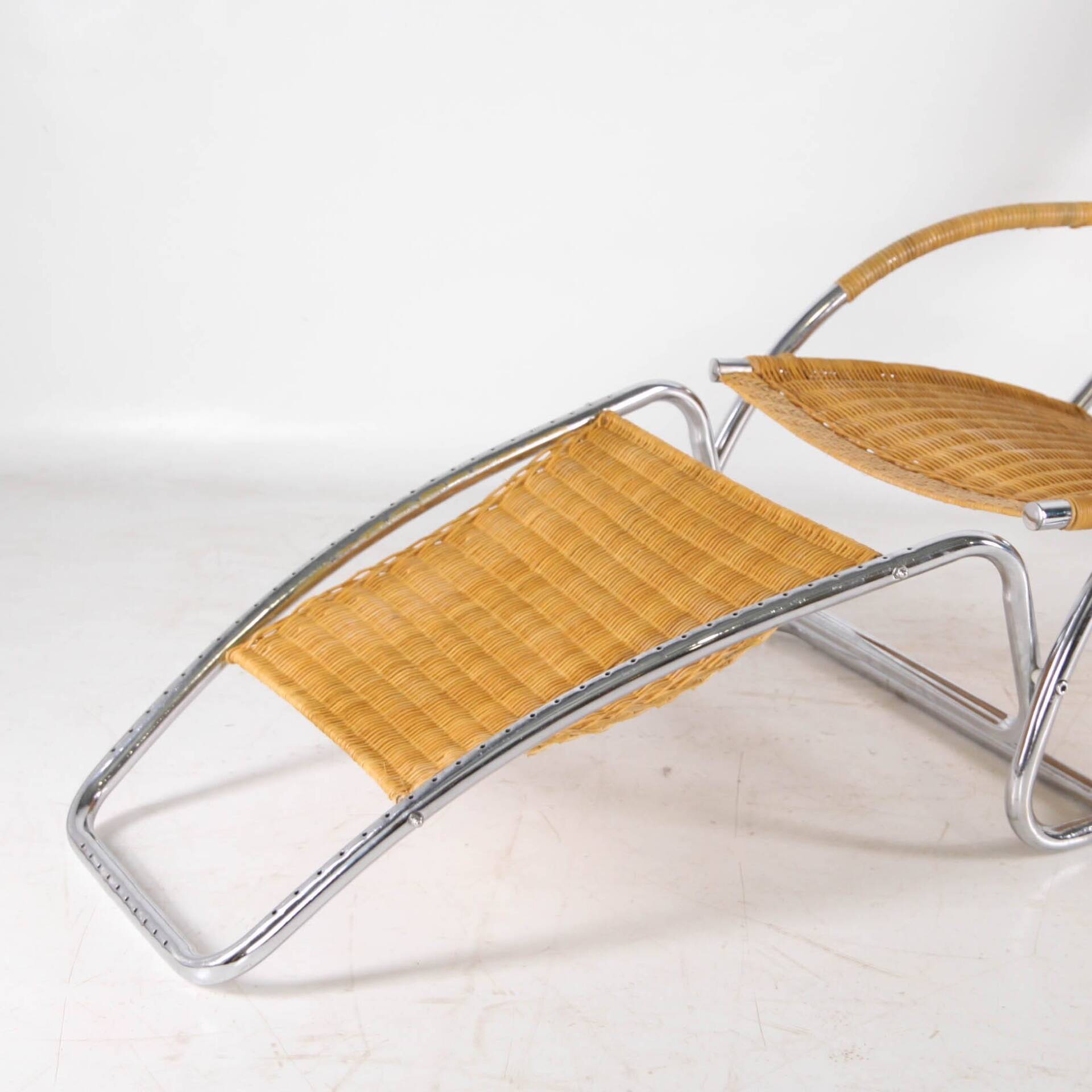 Wicker and chrome chaise longue
