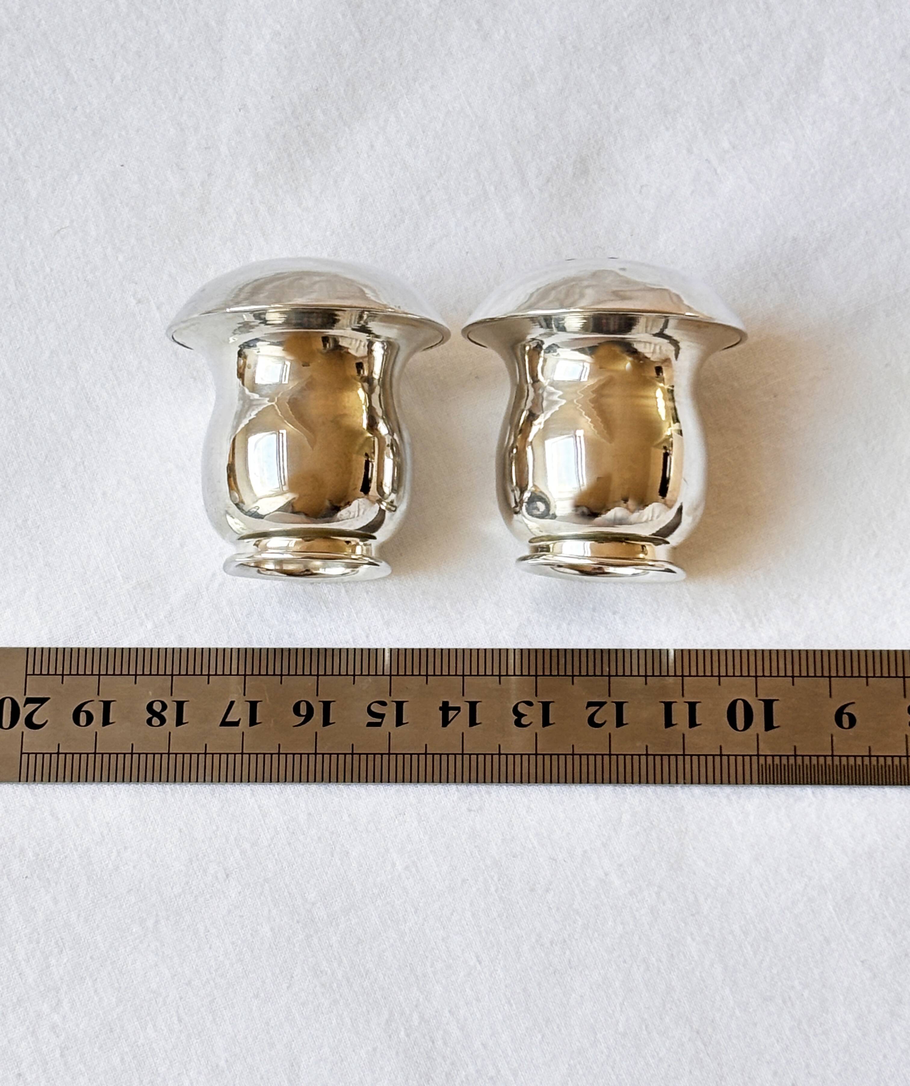 Paire de salière et poivrier en argent 800 en forme de champignon