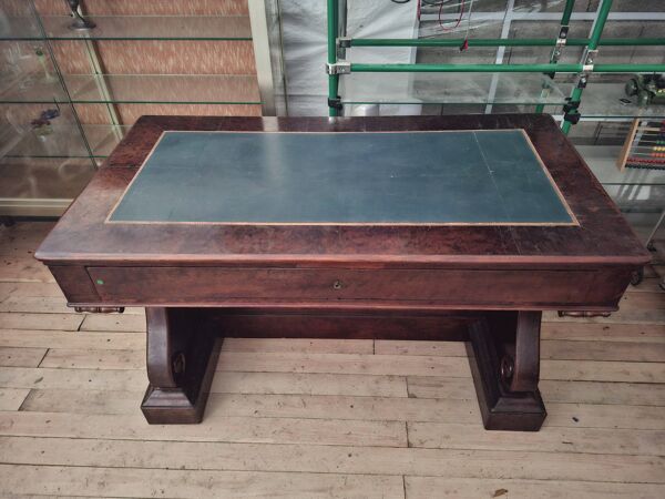 Bureau d’époque Restauration / Empire en acajou moucheté – XIXe siècle (omb