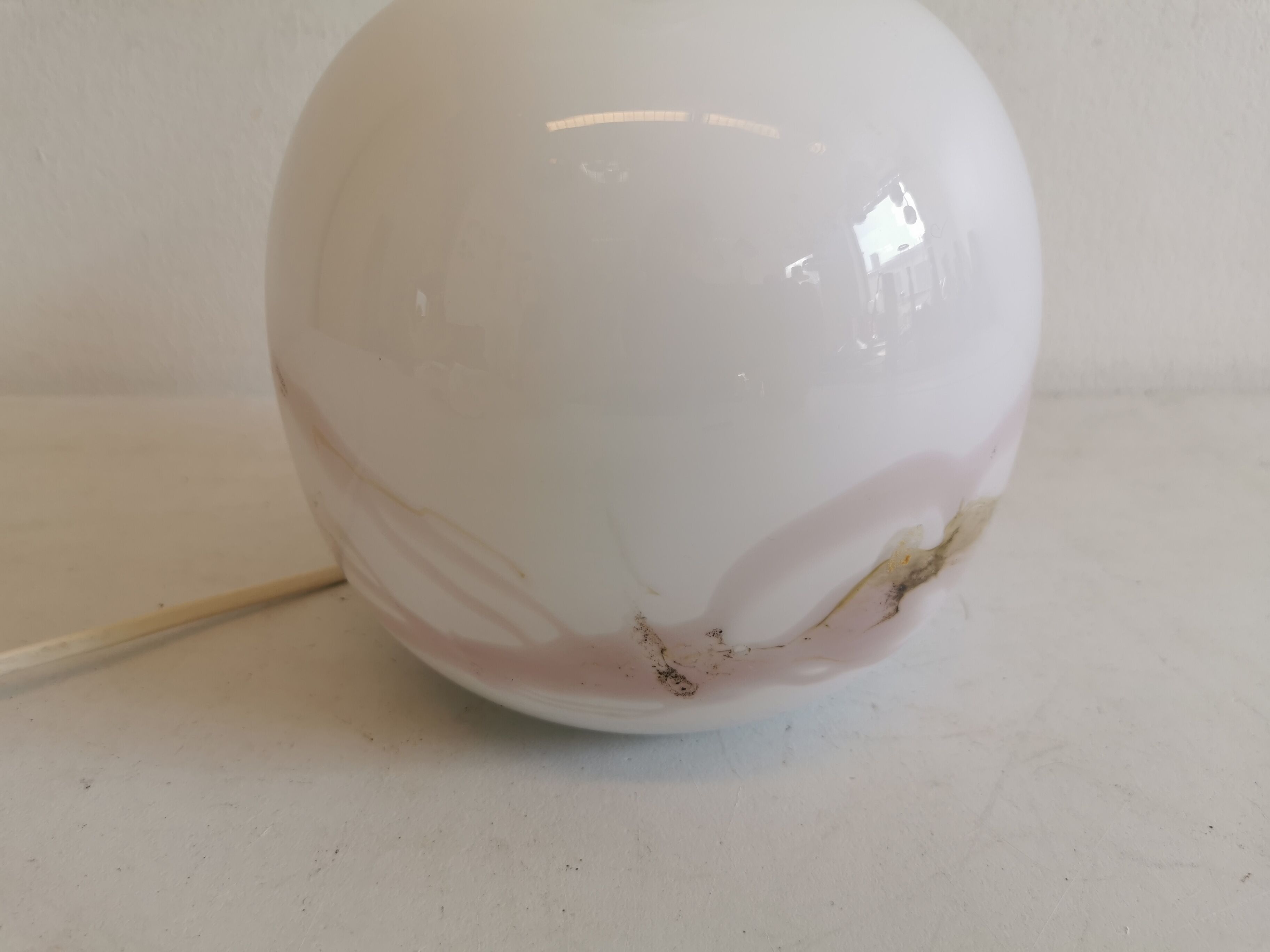 Table lamp in white opal glass, with pink details/decoration