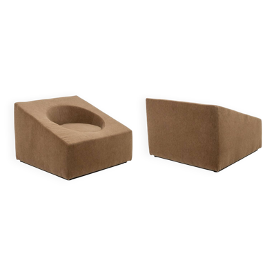 Paire de fauteuils cubiques en tissu mohair beige. Contemporains