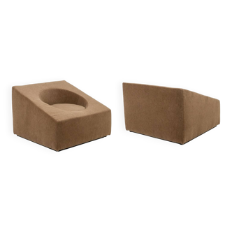 Pair of beige mohair fabric cube armchairs. Contemporary.