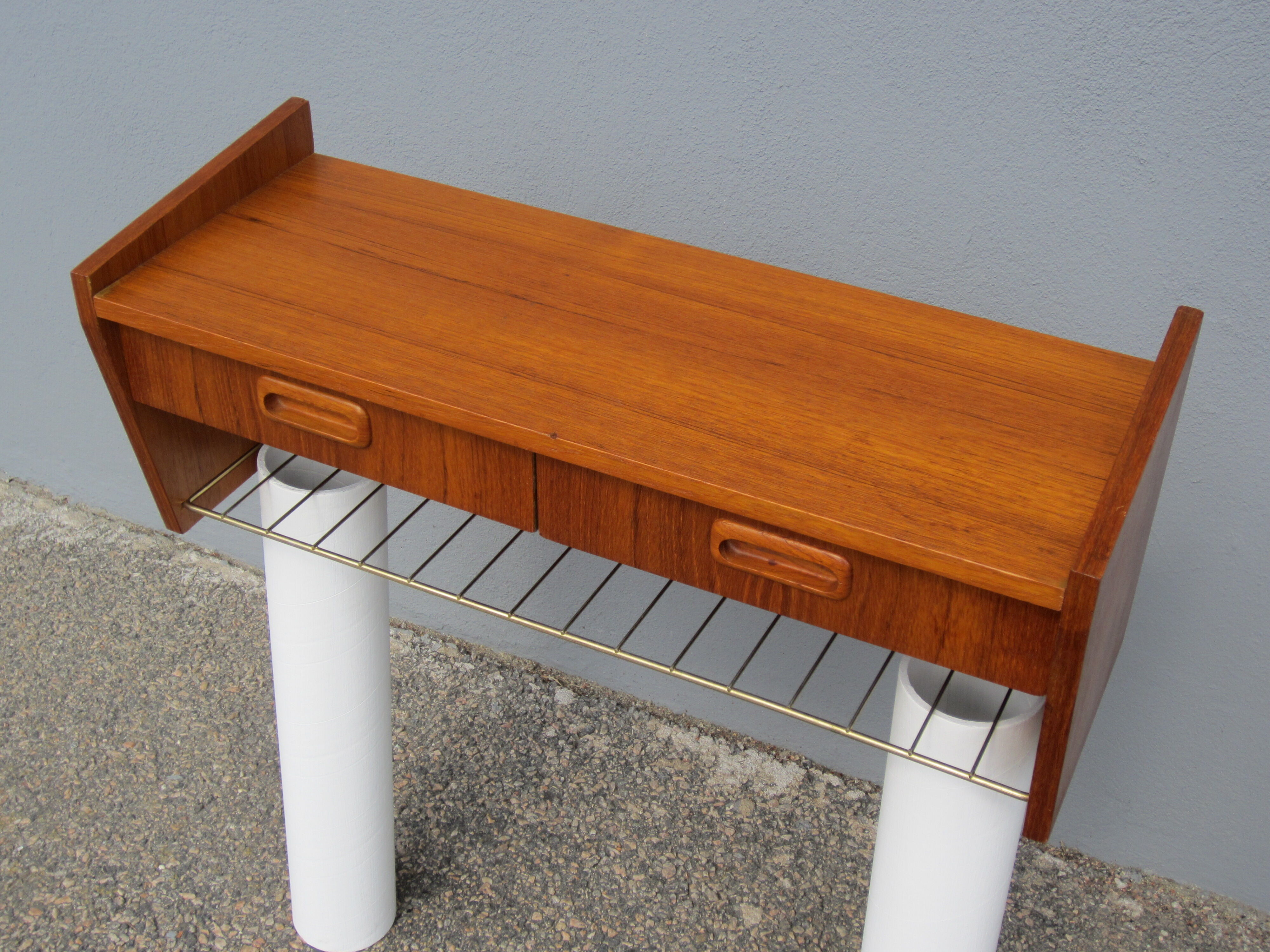 Scandinavian console wall shelf