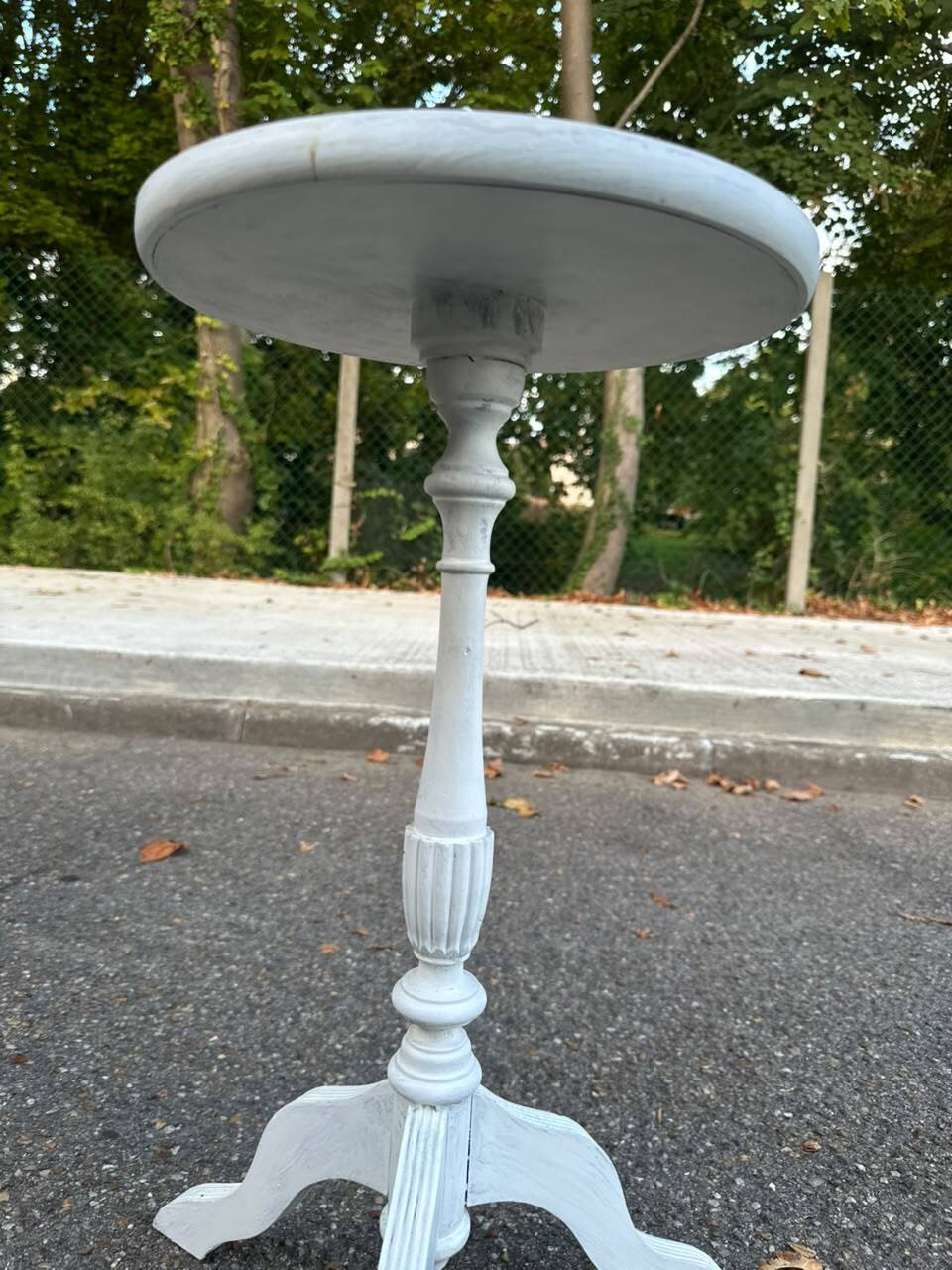 Tripod gueridon / Louis XVI style white patinated side table 1960