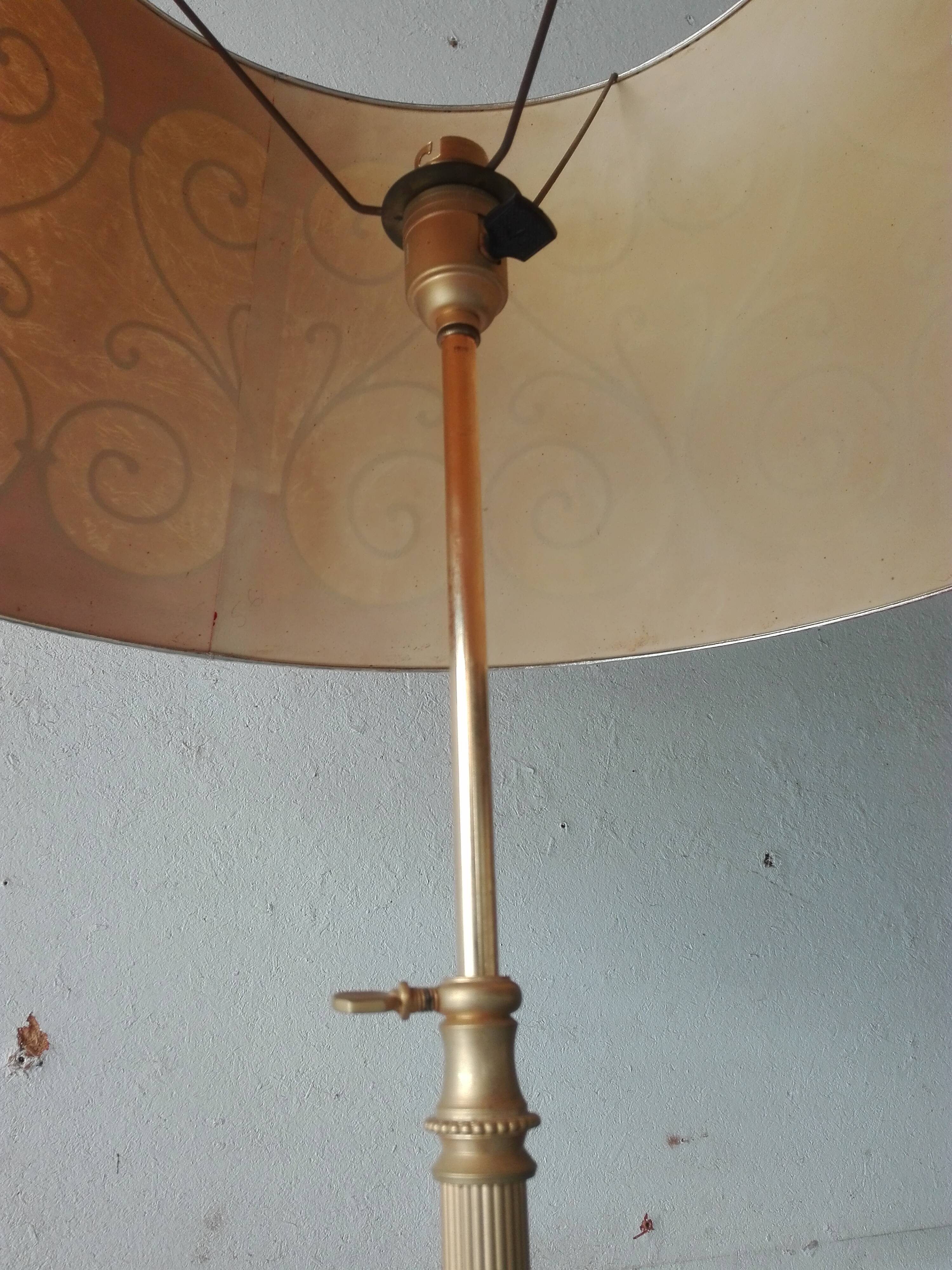Lampadaire doré tripode