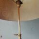 Lampadaire doré tripode
