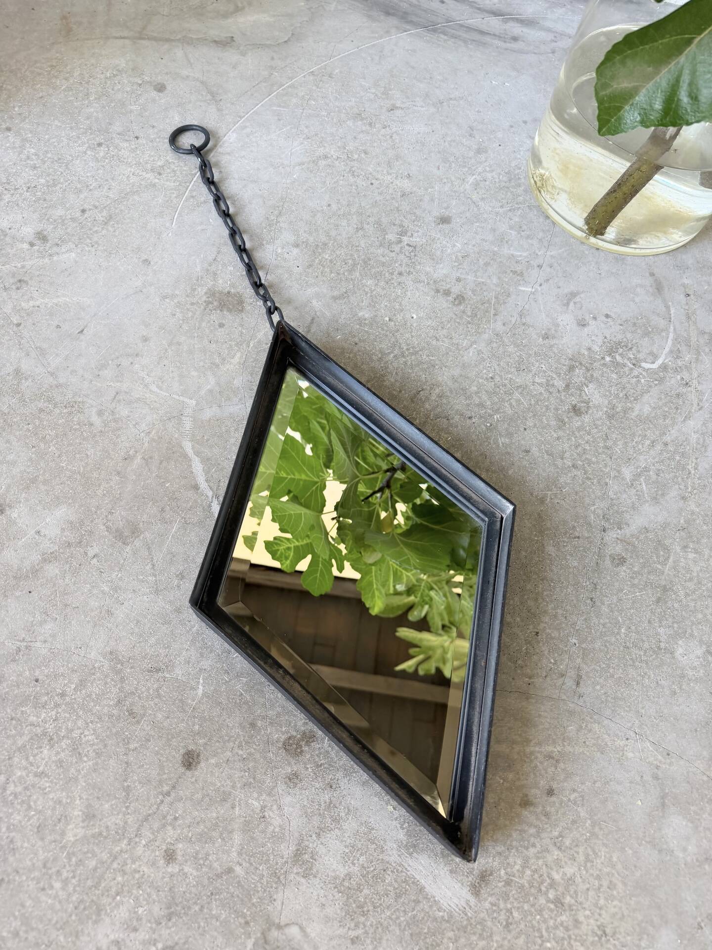 Miroir brutaliste losange en fer