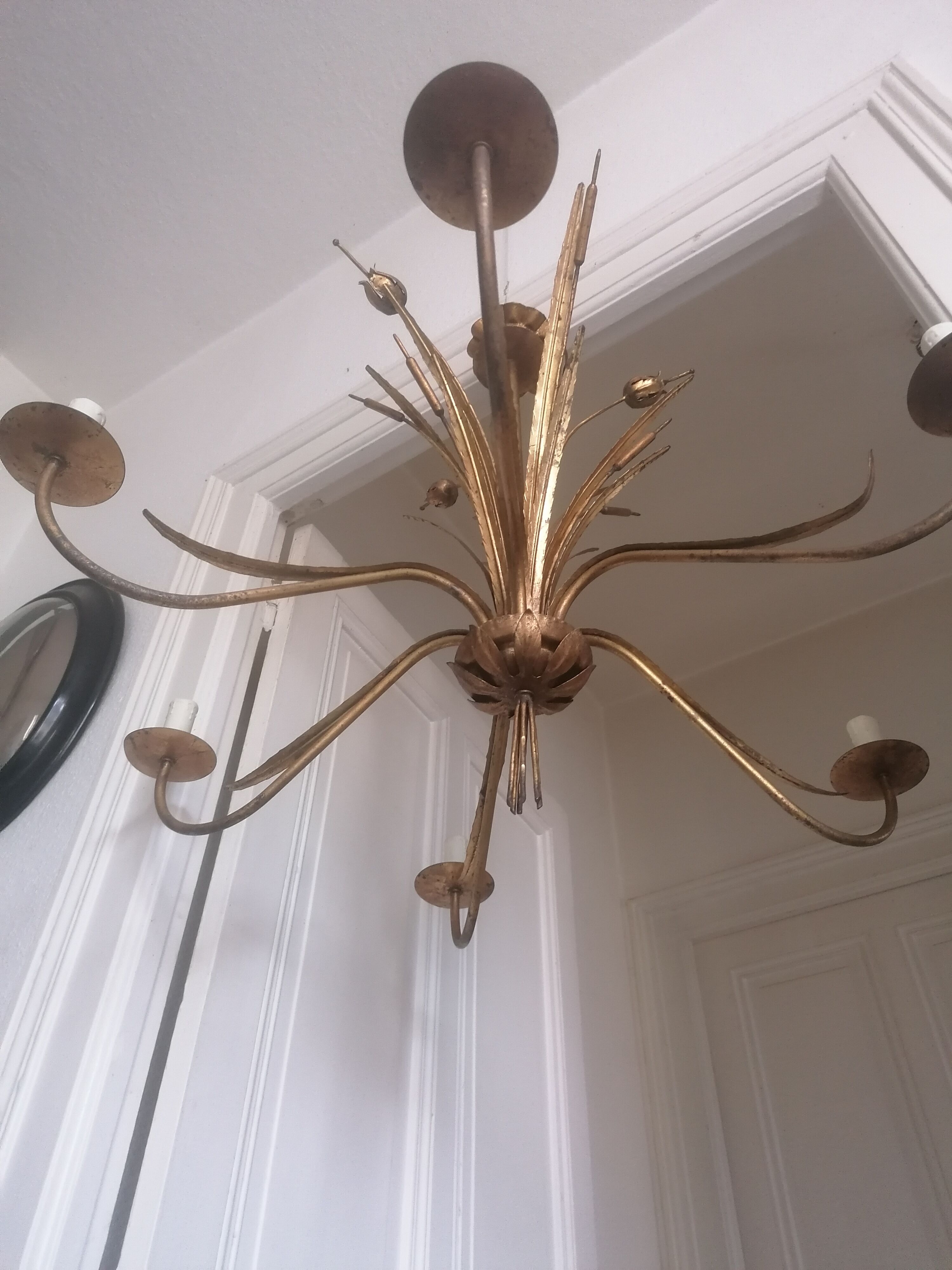 Gilded metal chandelier decorated with reeds and flowers