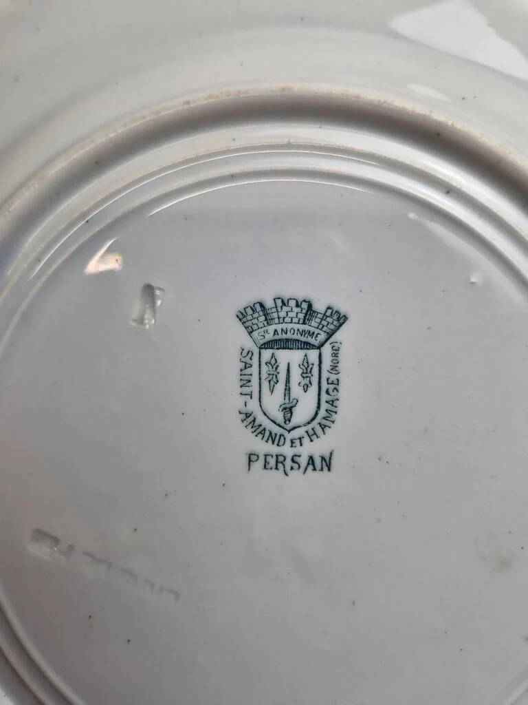 Assiette en terre de fer Saint-Amand modèle Persan