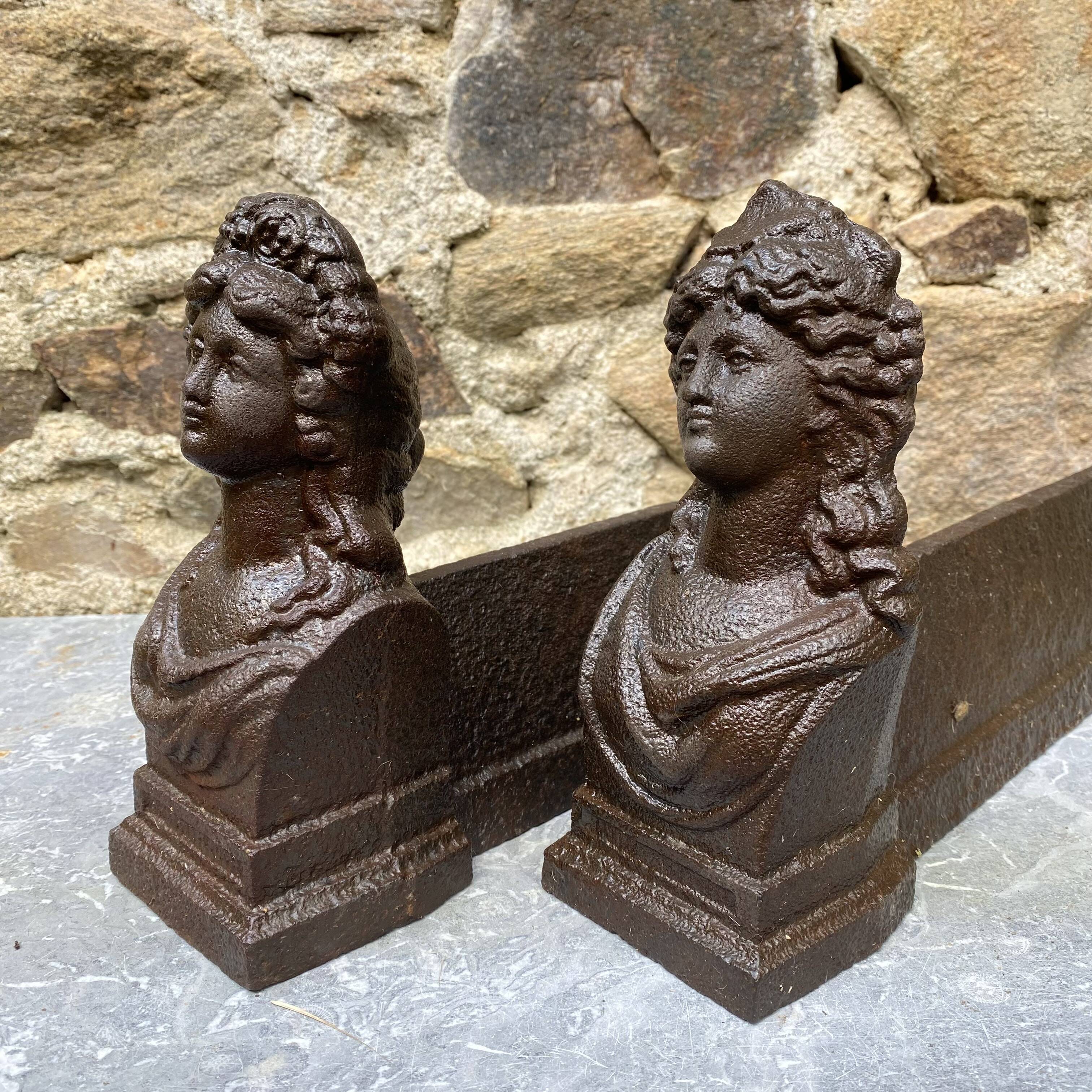 Paire de chenets anciens en fonte à bustes antiques