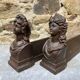 Paire de chenets anciens en fonte à bustes antiques