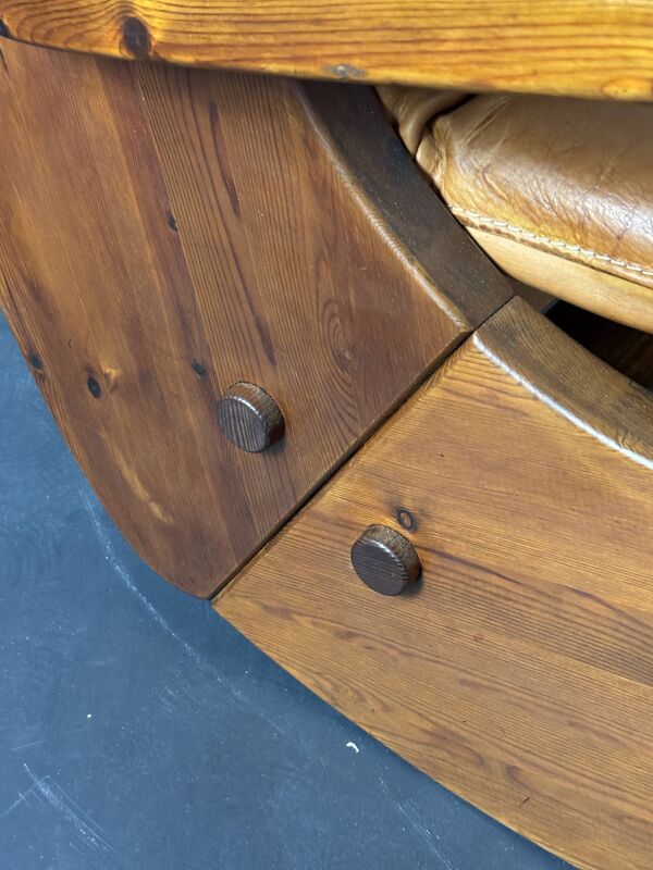 Fauteuil à bascule brutaliste en pin avec assise en cuir par Wasa 1984
