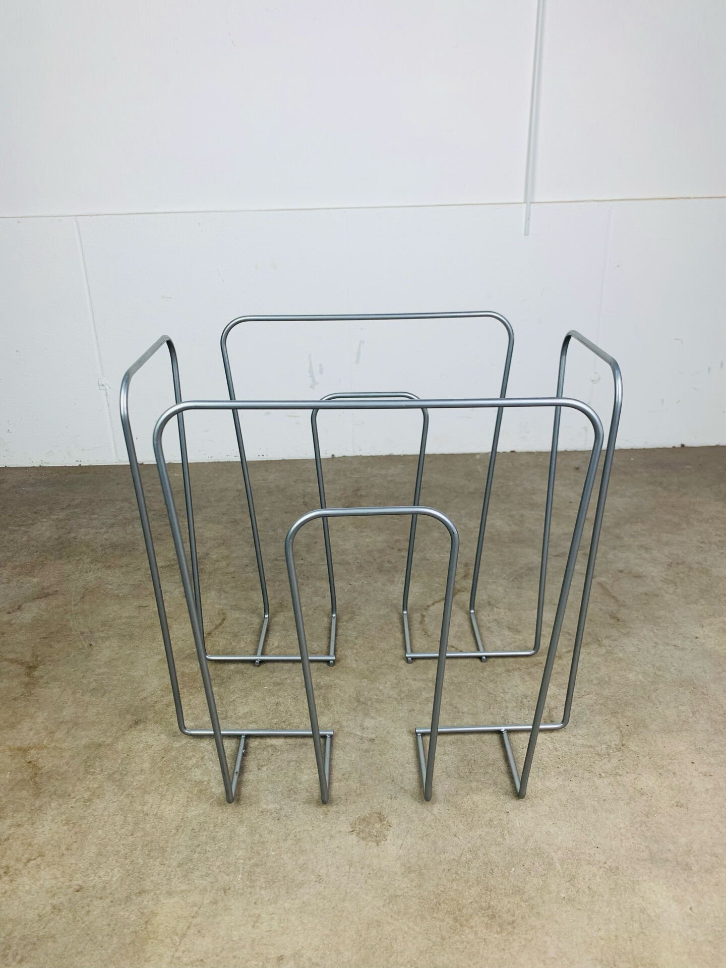 Postmodern magazine rack in grey metal, 1980s.