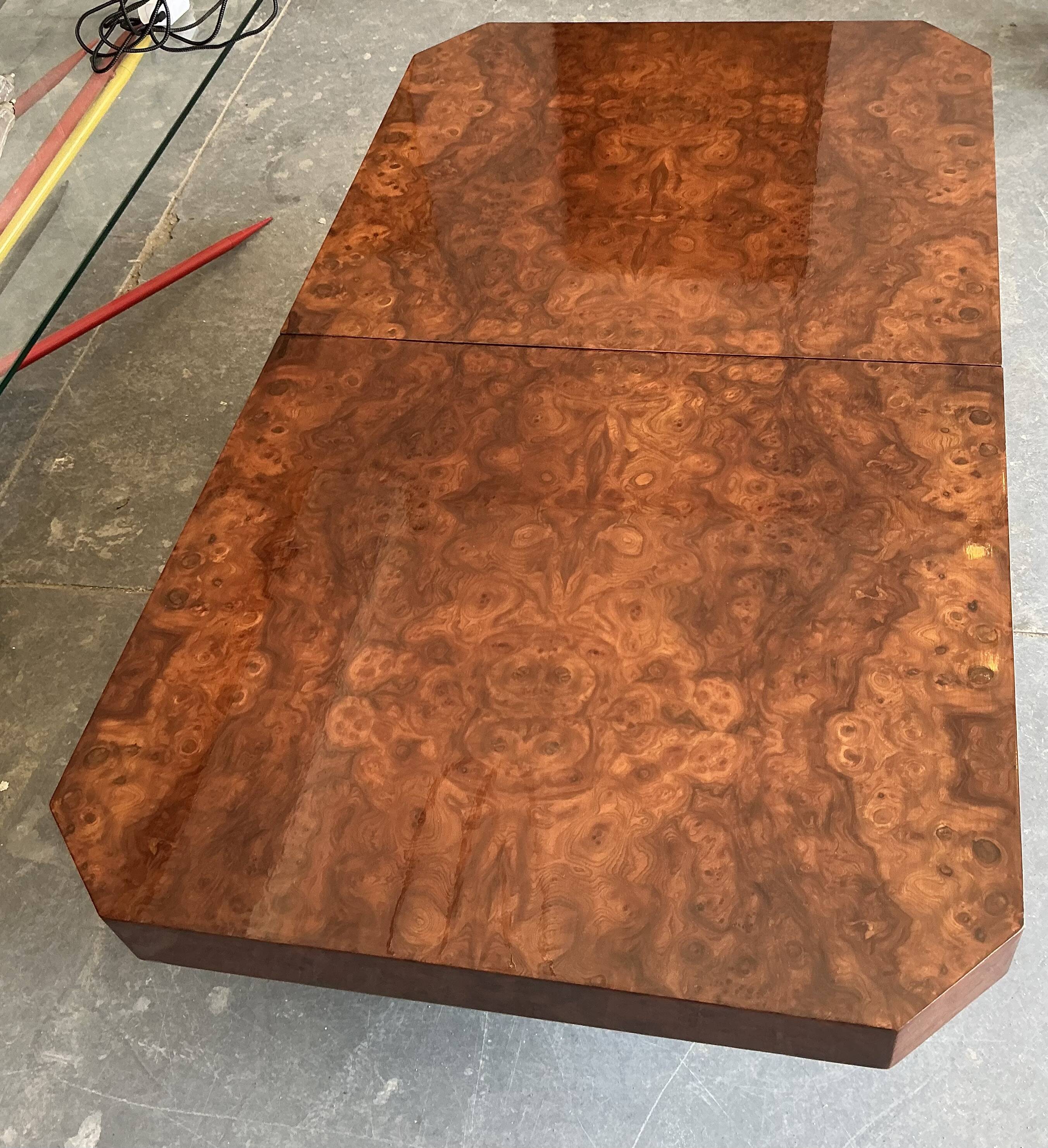 élégante table basse en loupe d'orme 1970