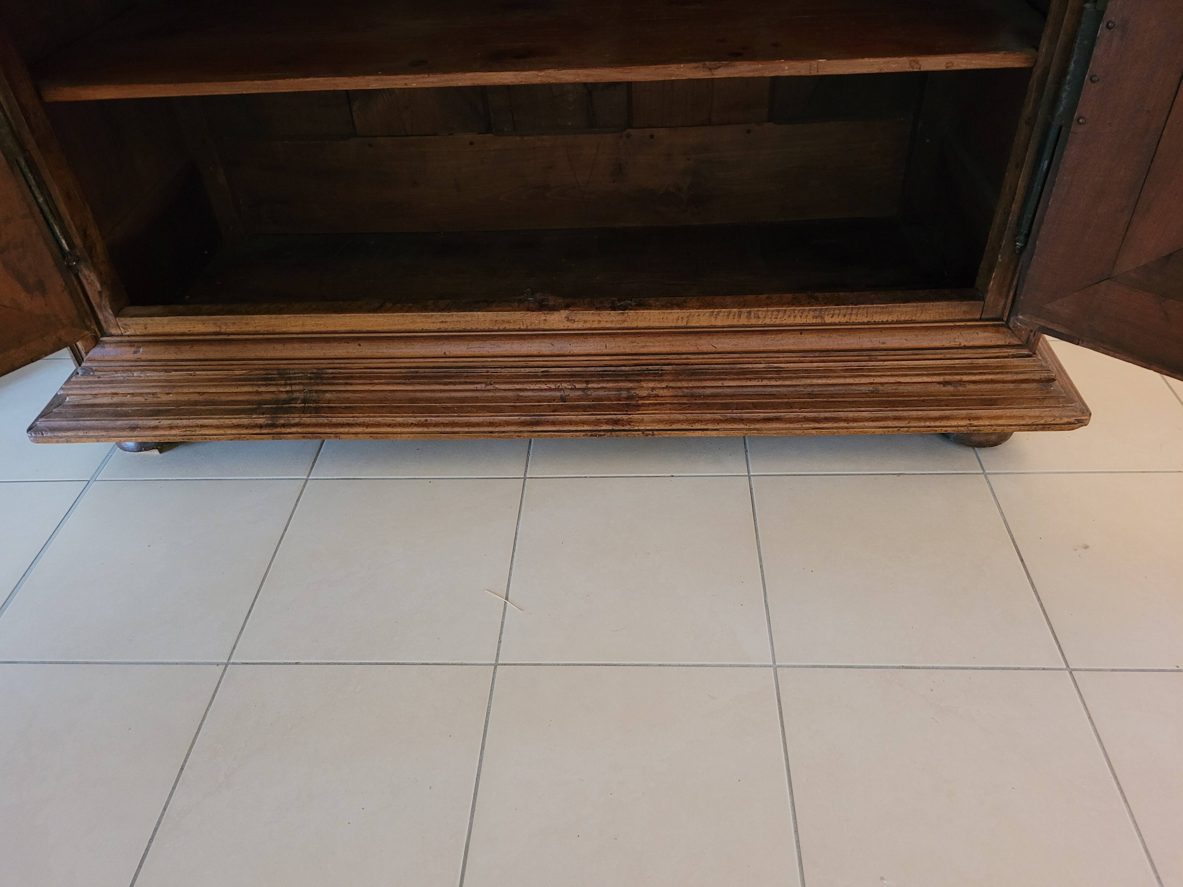 Armoire forezienne noyer massif